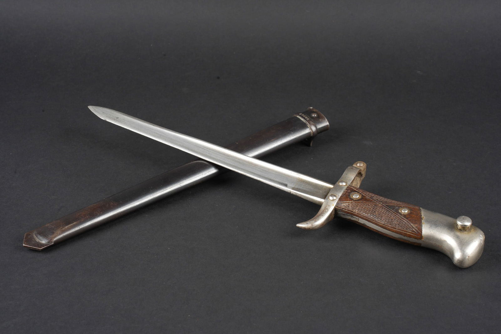 Poignard baionnette. Bayonet-dagger: Poignard baionnette. Poignard realise a partir d une baionnette Lebel, poignee en maillechort, garde artisanale avec un anneau permettant la fixation au ceinturon. Lame entierement retravaillee afin