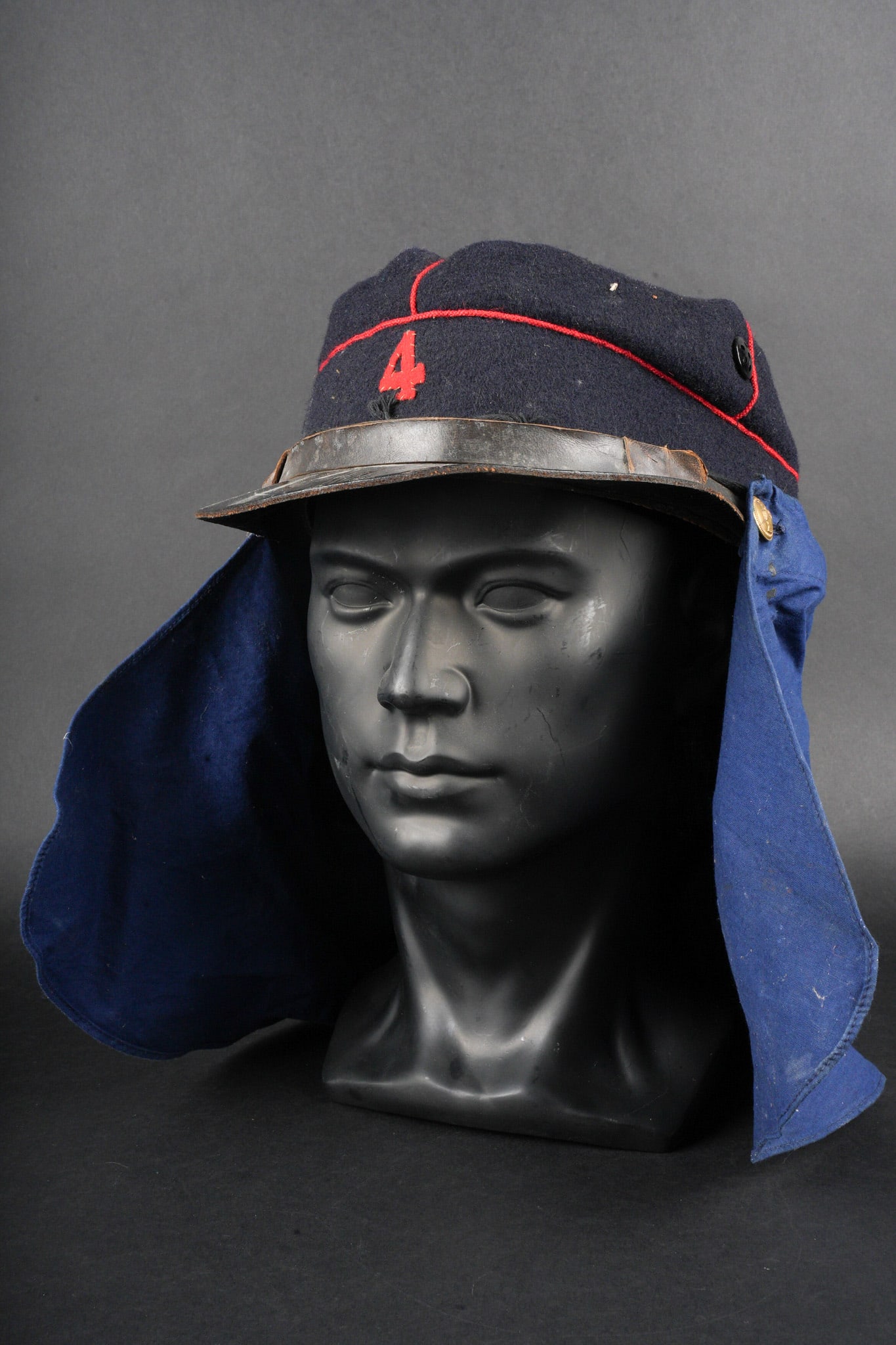 Kepi type 1884 genie. Kepi, Model 1884, Engineers: Kepi type 1884 genie. Kepi de fabrication tailleur type 1884, en drap bleu fonce avec passepoil ecarlate, œillets d aeration en peinture. Jugulaire du type troupe, retenues par deux boutons a l arme