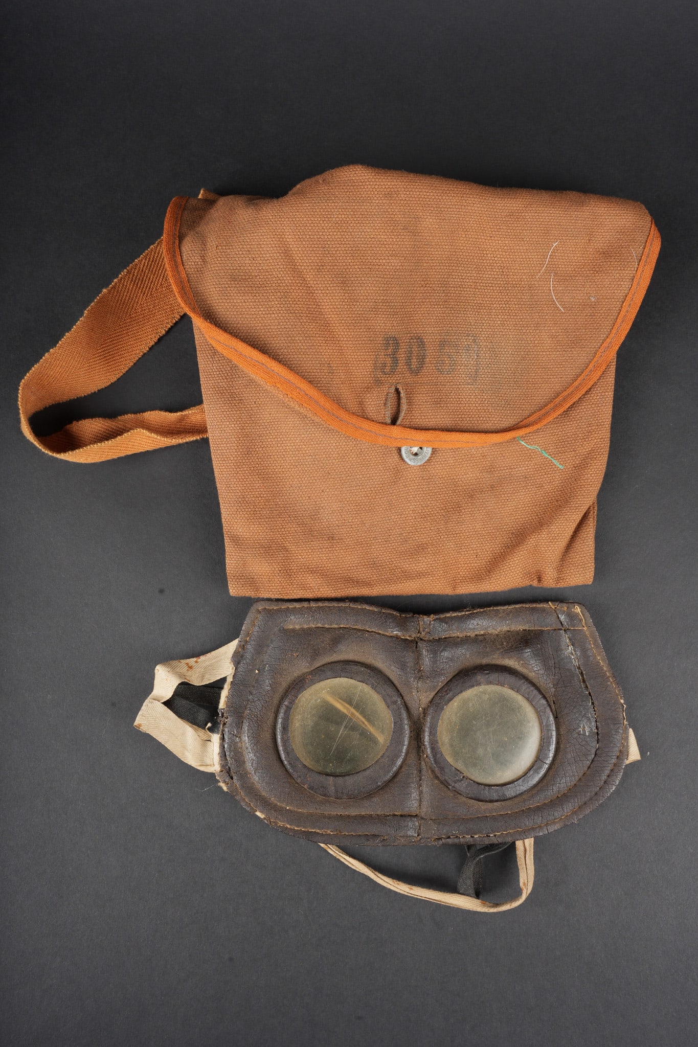 Lunettes anti gaz Meyrowitz. Meyrowitz anti-gas goggles: Lunettes anti gaz Meyrowitz. Fabriquees en caoutchouc noir double de fine laine blanche. Oculaires en mica, un elastique noir et un cordon de serrage. Cuir un peu sec, certaines coutures ont cede. Les