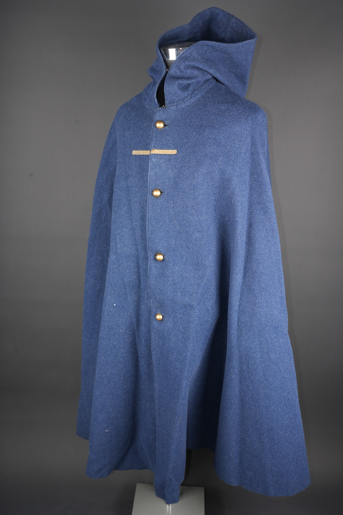 Manteau a capuchon. Hooded greatcoat: Manteau a capuchon. En drap gris de fer bleute, se fermant par quatre boutons dores lisses, grade de lieutenant cousu sur la poitrine. Doublure en coton ecru possedant les tampons de taille, de