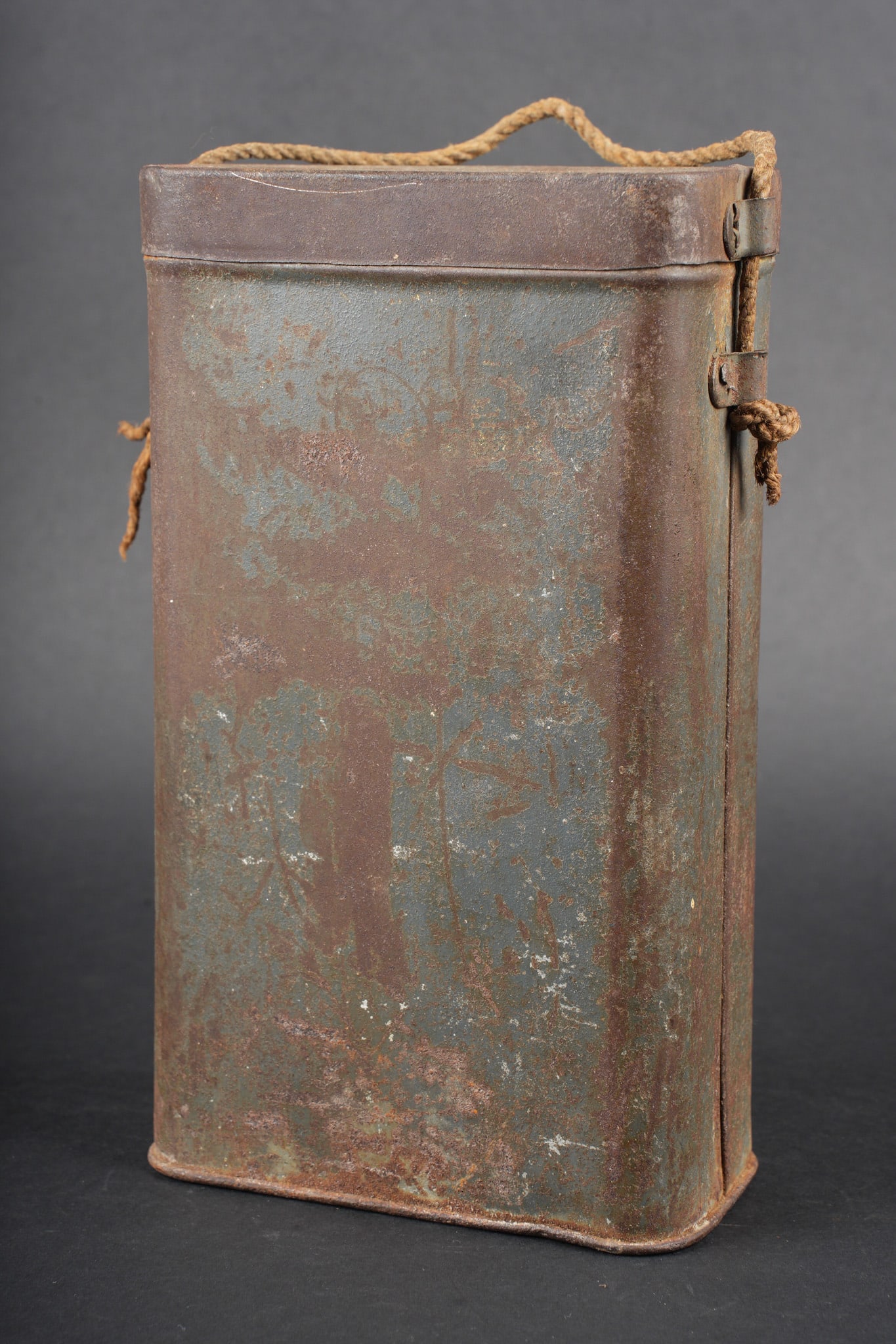 Boite masque anti gaz M2. M2 gas mask container: Boite masque anti gaz M2. Peinture bleu horizon a 60%, cordelette d origine. Boite en bon etat general non percee. M2 gas mask canister. Horizon blue paint remaining at 60 percent. Original