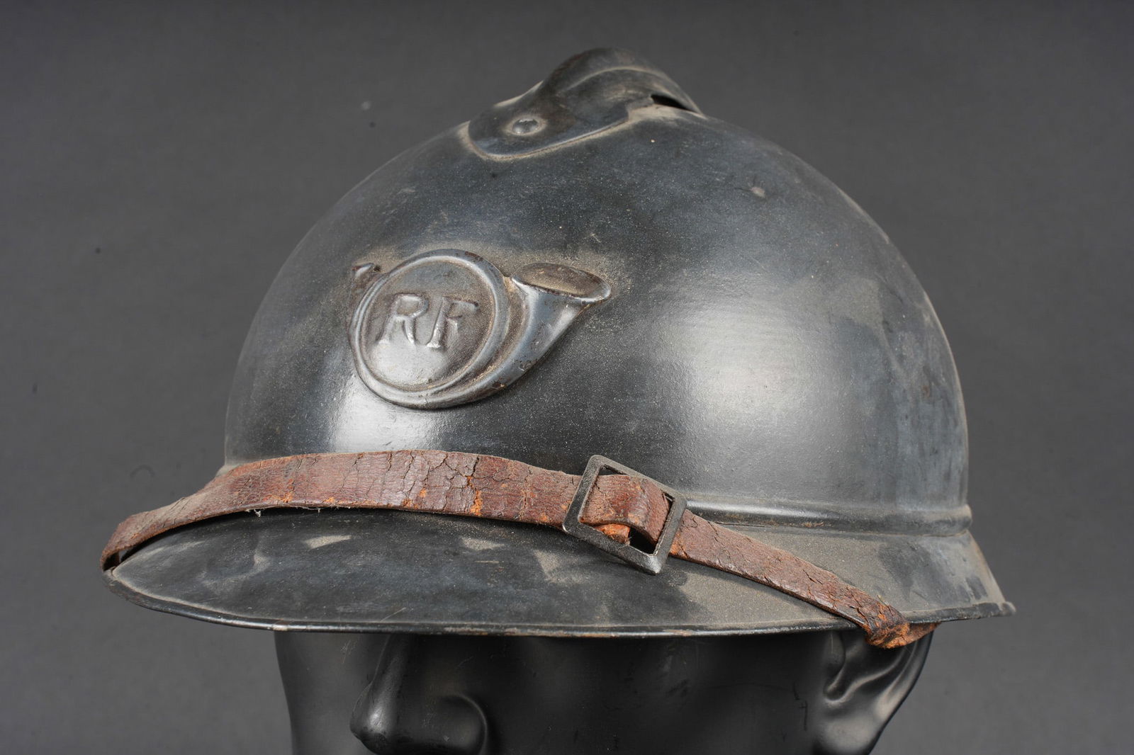 Casque Adrian 1915 chasseur. Adrian helmet, Model 1915, Chasseurs: Casque Adrian 1915 chasseur. Casque modele 1915, peinture bleu horizon d usine recouverte d une seconde couche plus foncee. Attribut de chasseur modele 1915 fixe d origine. Coiffe du second type en