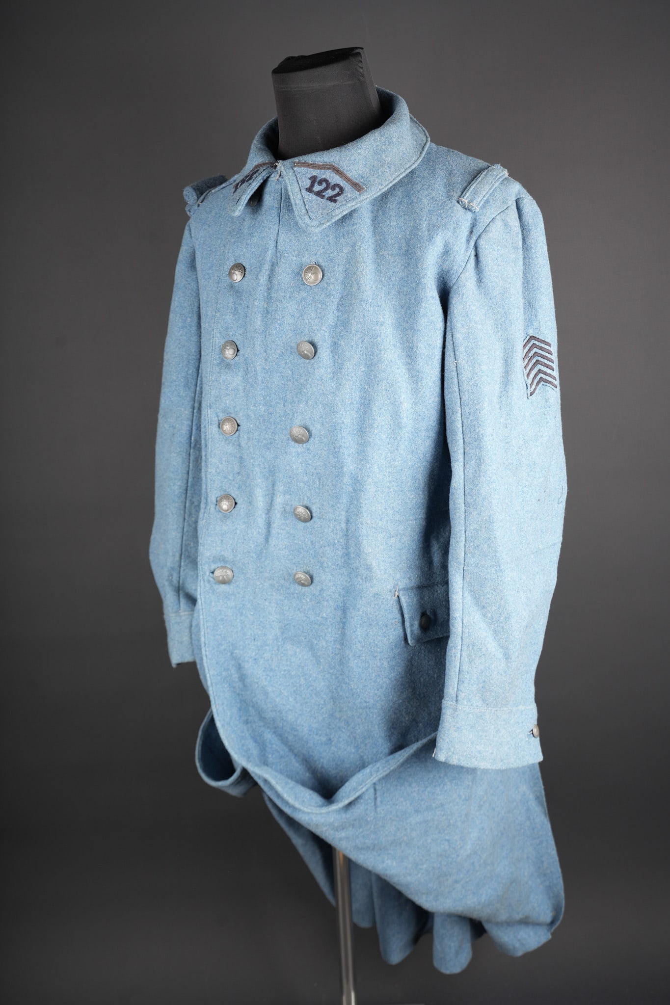 Capote bleu horizon 1915 122eme RI. Horizon-blue greatcoat, Model 1915, 122nd Infantry Regiment: Capote bleu horizon 1915 122eme RI. Capote modele 1915 troupe realisee en drap bleu horizon, poches a rabat se fermant par deux boutons. Pattes de col troupe du 122eme d infanterie en garnison a Rodez