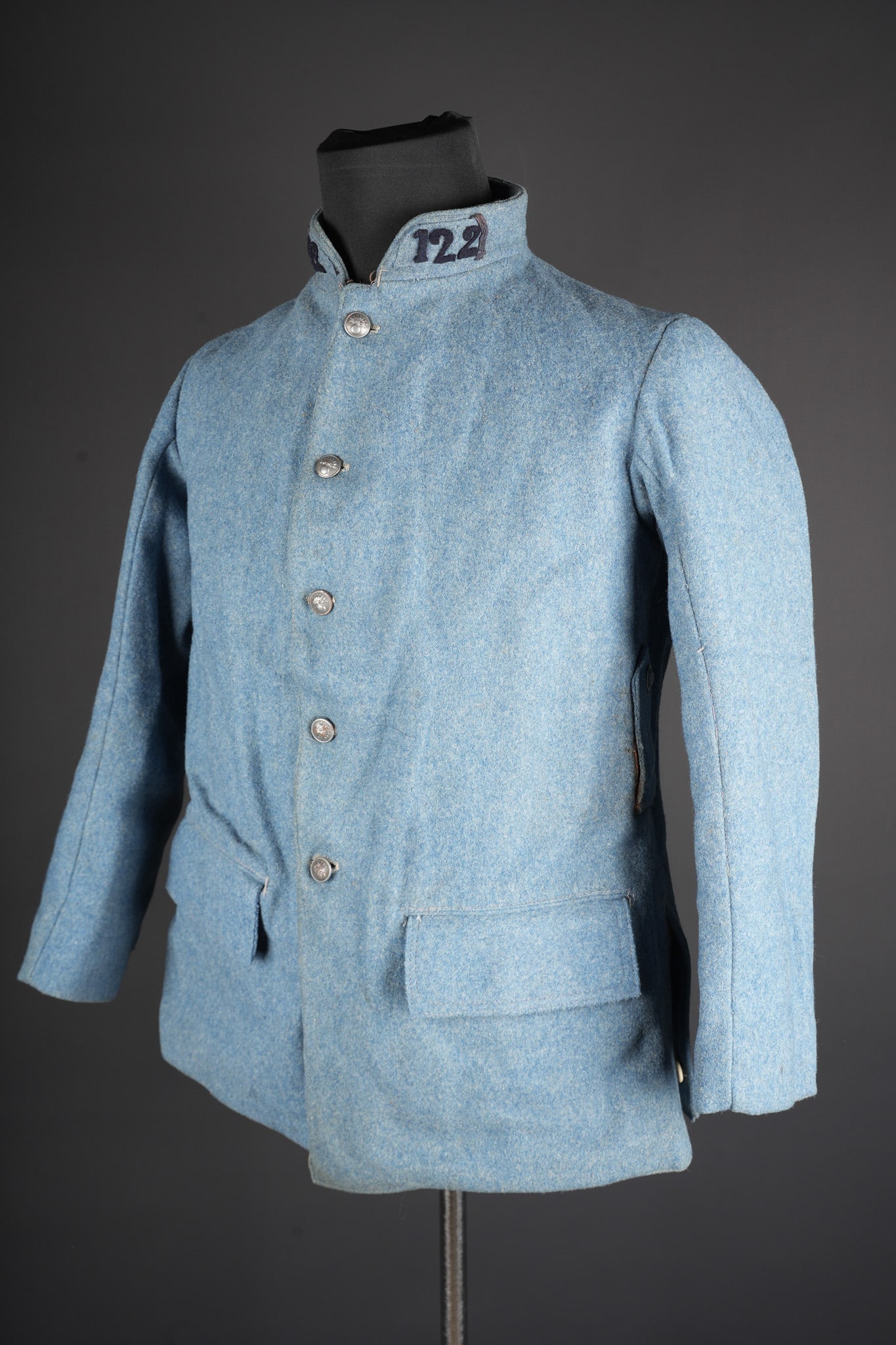 Vareuse bleu horizon 1914 122eme RI. Horizon-blue tunic, Model 1914, 122nd Infantry Regiment: Vareuse bleu horizon 1914 122eme RI. Vareuse modele 1914 du deuxieme type en drap bleu horizon et se fermant par cinq boutons. Pattes de col troupe du 122eme d infanterie de Rodez, deux fentes a l arr
