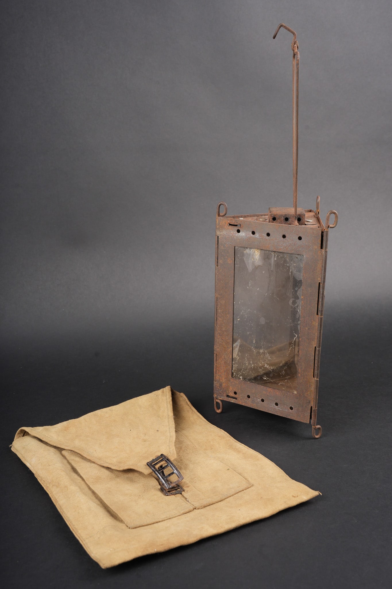 Lanterne Montjardet. Montjardet lantern: Lanterne Montjardet. Lanterne pliante en metal, complete avec ses deux micas d origine. Un petit crochet deteriore. Dans sa housse en toile cachou, deux passants a l arriere, deux compartiments pour l