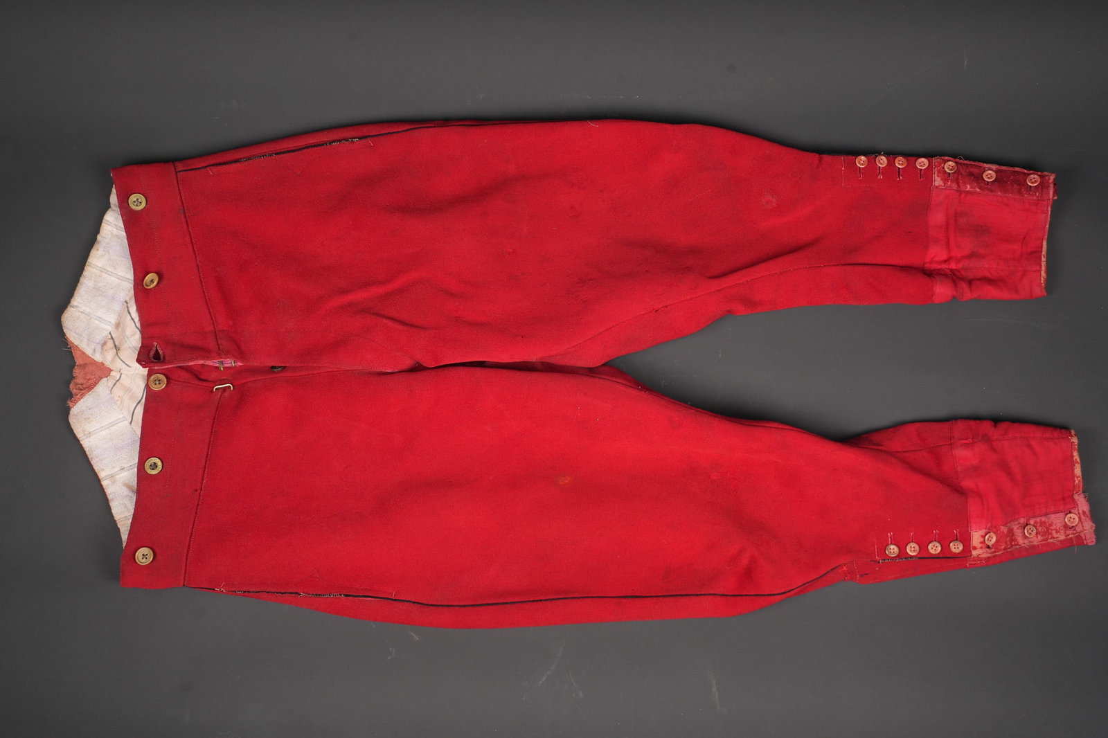 Culotte de sous-officier de cavalerie 1905. Cavalry officer’s breeches, Model 1905: Culotte de sous-officier de cavalerie 1905. Culotte modele 1905 poursous-officier de cavalerie, confectionnee en drap garance, passepoil bleu fonce. Manchettes se terminant par une piece de tissu et s