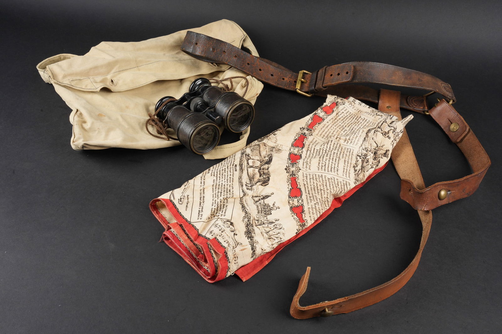 Equipements de cavalerie. Cavalry equipment set: Equipements de cavalerie. Comprenant un ceinturon modele 1884 troupe en cuir fauve, beliere de sabre en cuir fauve ainsi qu une grande sangle en cuir rivetee posterieurement et sans lien avec le ceint