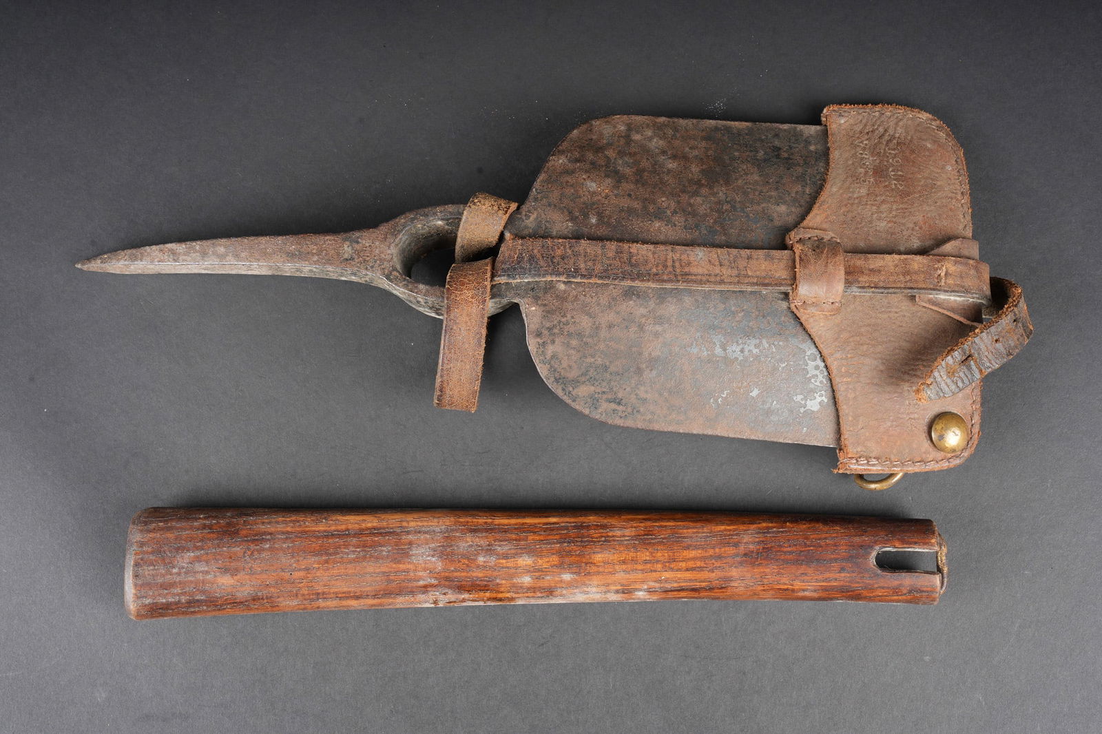 Outil pelle pioche Seurre. Seurre entrenching tool (shovel-pickaxe) (1 of 4)