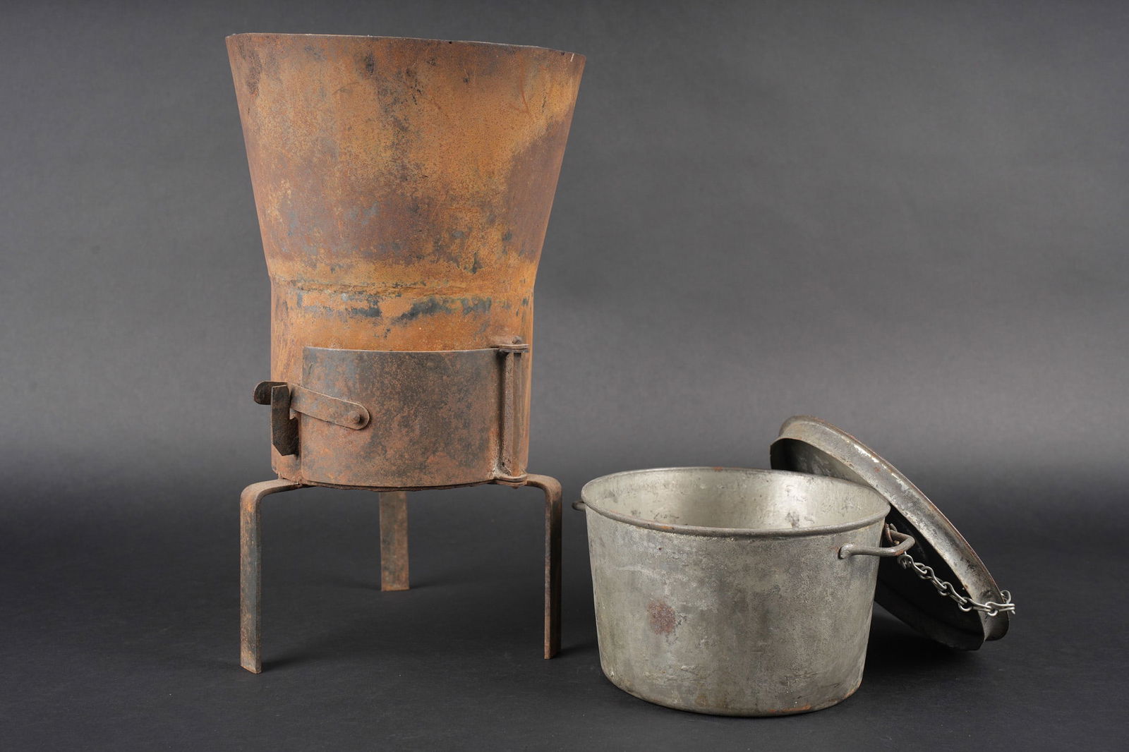 Poele de tranchees. Trench stove: Poele de tranchees. Fabrique artisanalement en metal, trois pieds soudes. Une petite importe pour insertion du charbon ainsi qu une grille a mi hauteur. On y joint une gamelle 1852 avec son couvercle