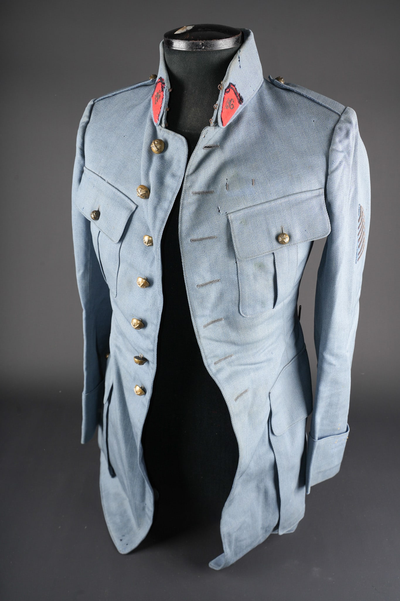 Vareuse bleu horizon d un Capitaine du 196e d Artillerie. Horizon blue tunic of a captain, 196th (1 of 9)