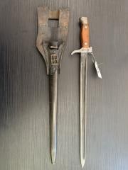 Baionnette Berthier M1892 avec porte fourreau rivete. Berthier M1892 bayonet with riveted frog (1 of 4)