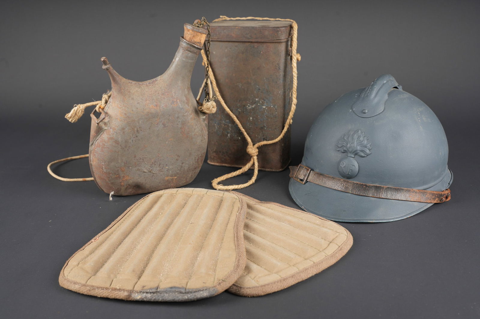 Casque Adrian d infanterie et equipement. Infantry Adrian helmet with equipment: Casque Adrian d infanterie et equipement. La coque a ete repeinte avec une peinture relativement credible. Coiffe du 1er type, avec bandeau de drap bleu fonce, montee a l envers dans le casque. Jugula