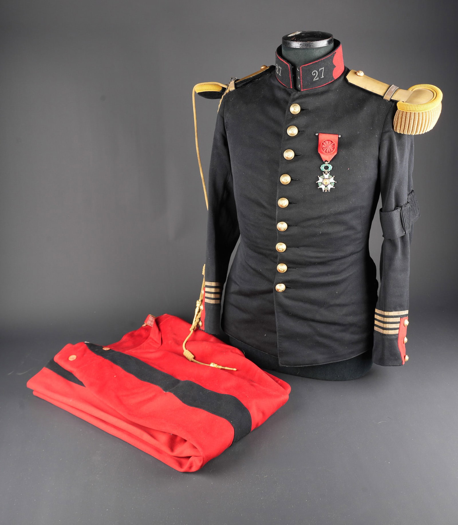 Ensemble d officier 27eme RI. Officer’s set, 27th Infantry Regiment: Ensemble d officier 27eme RI. Comprenant une tunique modele 1893 d un commandant du 27eme RI stationne a Dijon. En drap noir, pattes de col brodees cannetille sur col garance, tunique se fermant par n