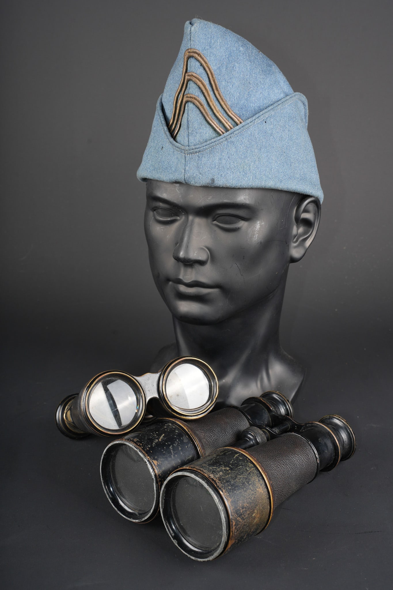 Jumelles et bonnet de police d officier. Officer’s binoculars and side cap: Jumelles et bonnet de police d officier. Bonnet de police bleu horizon avec grades de Capitaine. Rabats lateraux attaches par petits boutons pression. Moins d une dizaine de minuscules trous. Bandeau