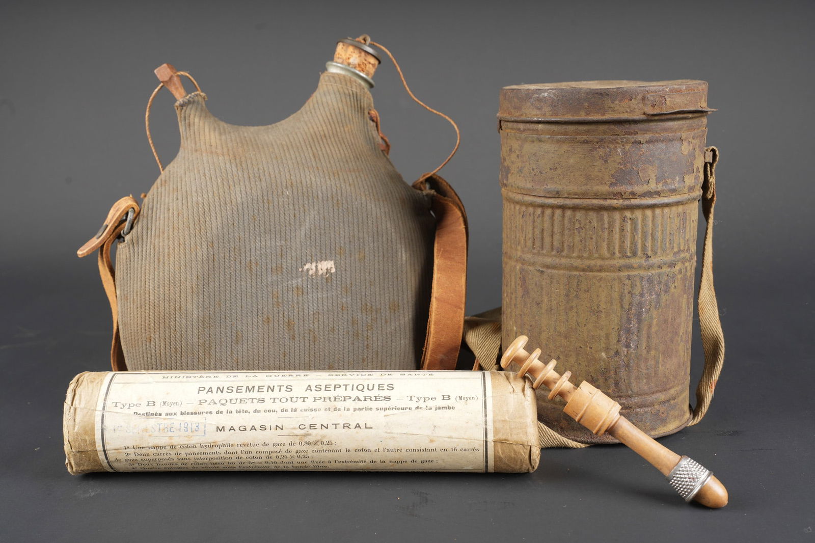 Equipements francais dont bidon 2 litres. French equipment grouping including 2-litre water bottle: Equipements francais dont bidon 2 litres. Lot compose d un beau bidon de 2 litres M1877 avec une belle housse cotelee bleu horizon. Une boite pour ARS avec ses sangles, reste de notice sous le couverc