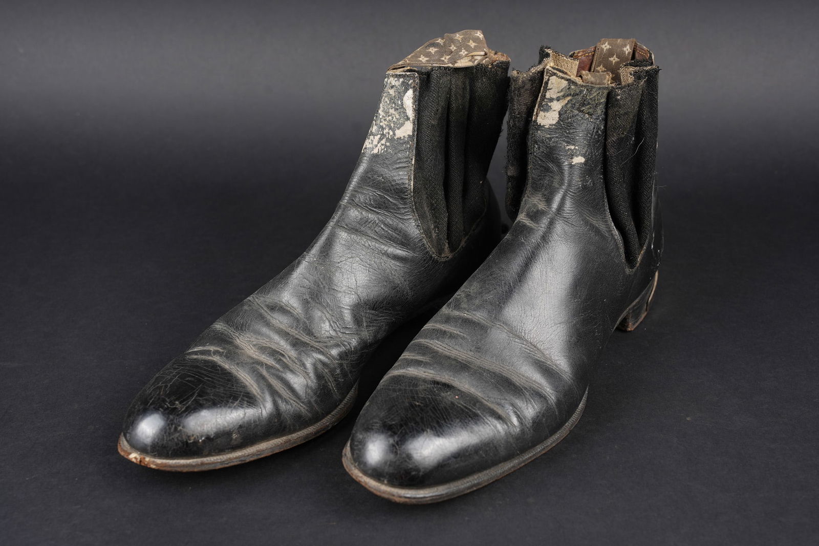 Paire de bottines 1931. Pair of 1931 ankle boots (1 of 10)
