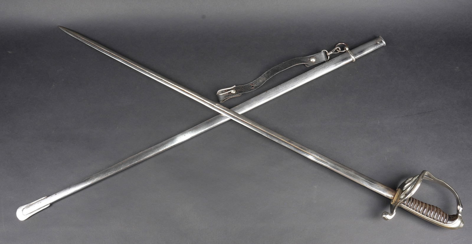 Sabre d officier d infanterie modele 1882. Infantry Officer’s Sabre, Model 1882: Sabre d officier d infanterie modele 1882. Monture en metal blanc, garde a 3 branches rejoignant l arc de jointure et œillet de passage de dragonne. Calotte a longue queue. Poignee corne, petit manqu