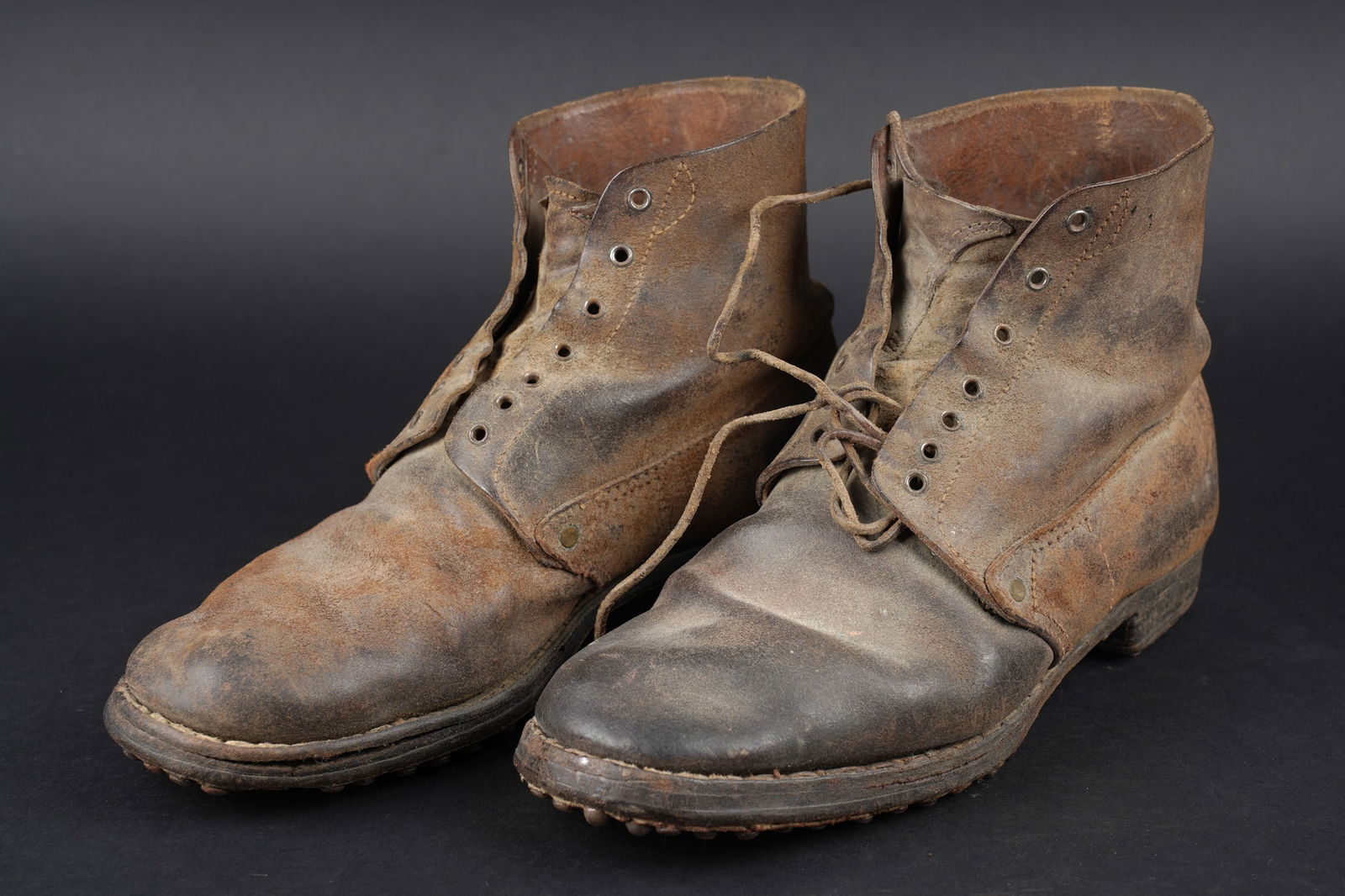 Paire de brodequins 1917. Pair of 1917 ankle boots (1 of 8)