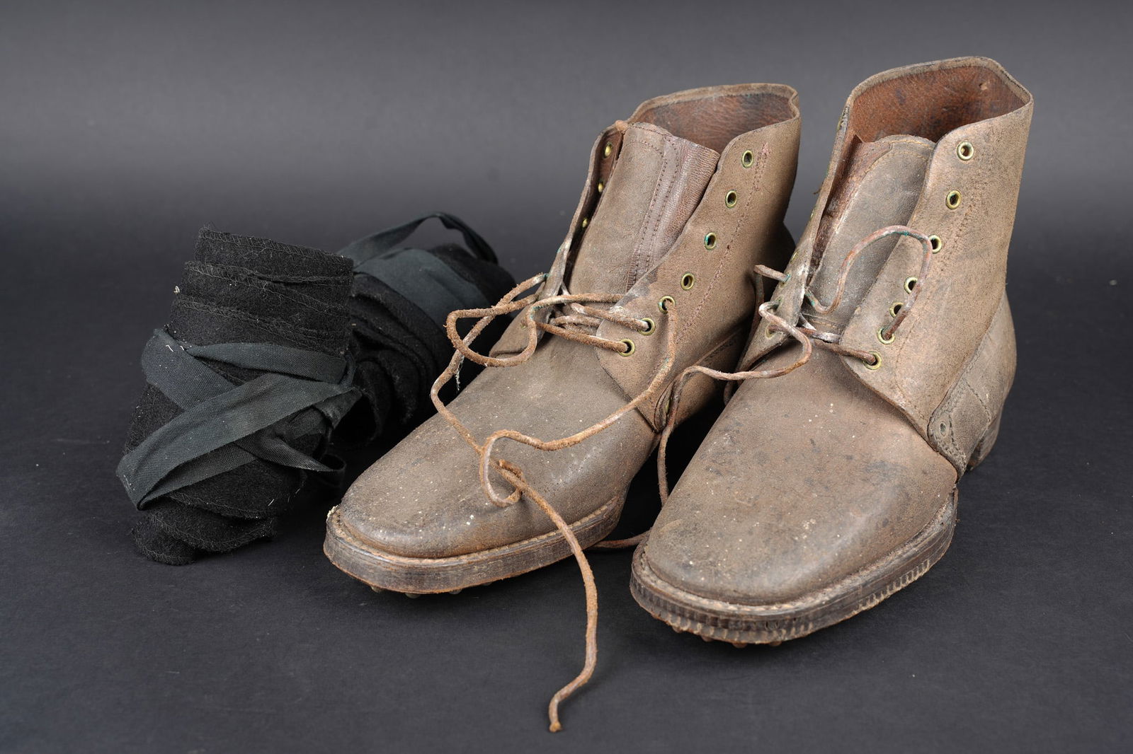 Paire de brodequins 1917. Pair of 1917 ankle boots (1 of 14)
