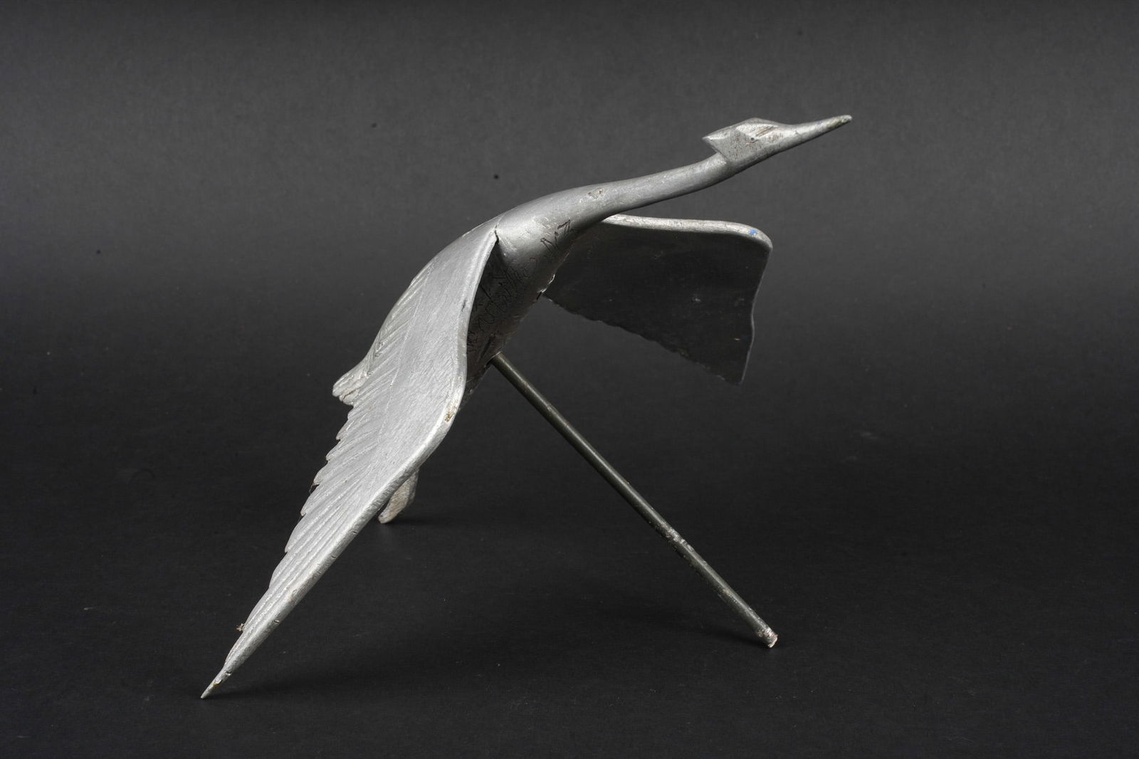 Embleme de l escadrille numero 3. No. 3 squadron emblem: Embleme de l escadrille numero 3. Cigogne entierement realisee en aluminium, une patte est cassee, le corps de l animal possede la gravure Escadrille numero 3. Une tige en fer est presente et destinee