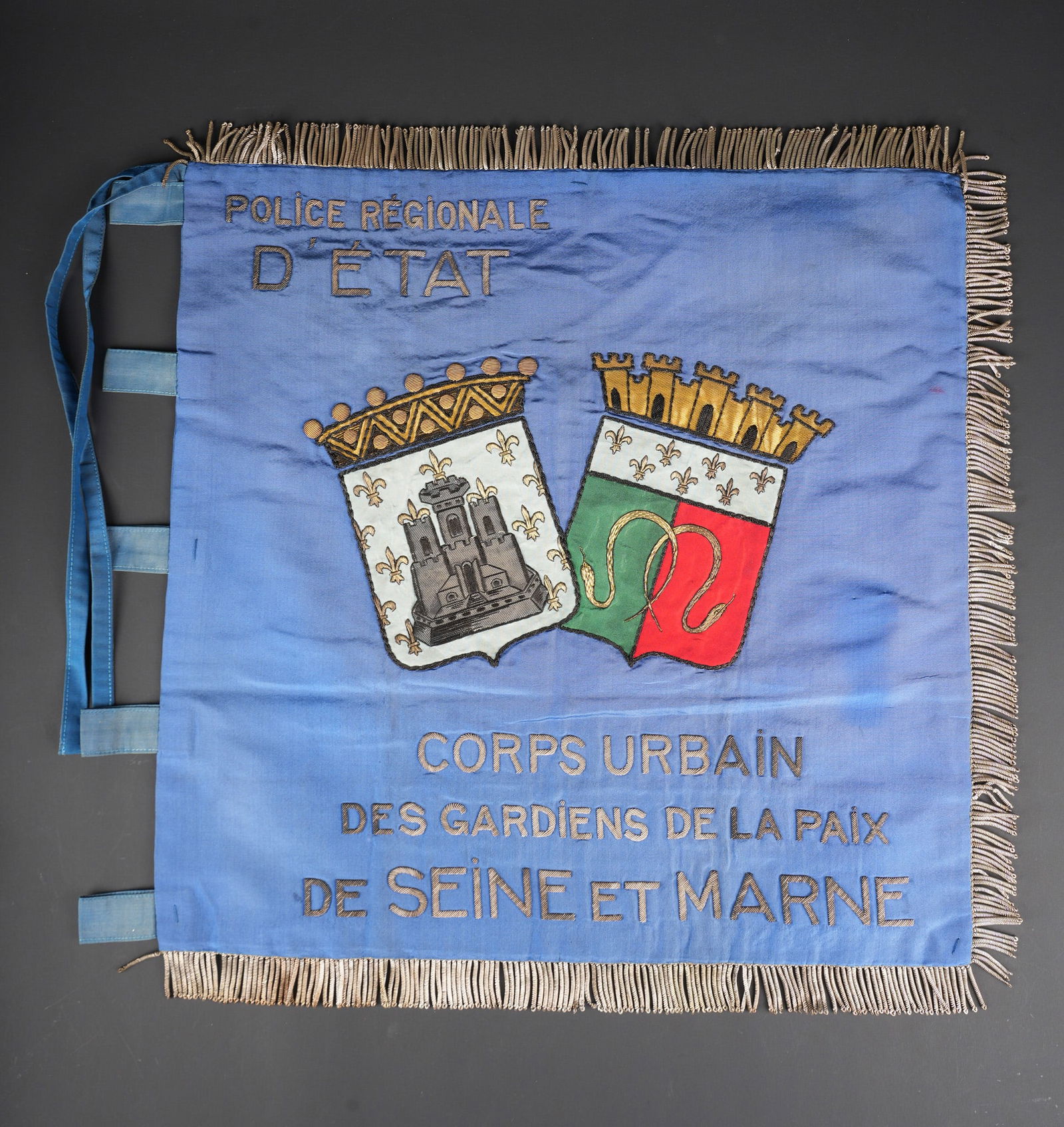 Fanion Police Regionale d Etat. etat Regional Police pennant: Fanion Police Regionale d Etat. Fanion biface de la police regionale d etat, corps urbain des gardiens de la paix de Seine et Marne. Realise en tissu soyeux bleu roi et portant deux armoiries dont cel