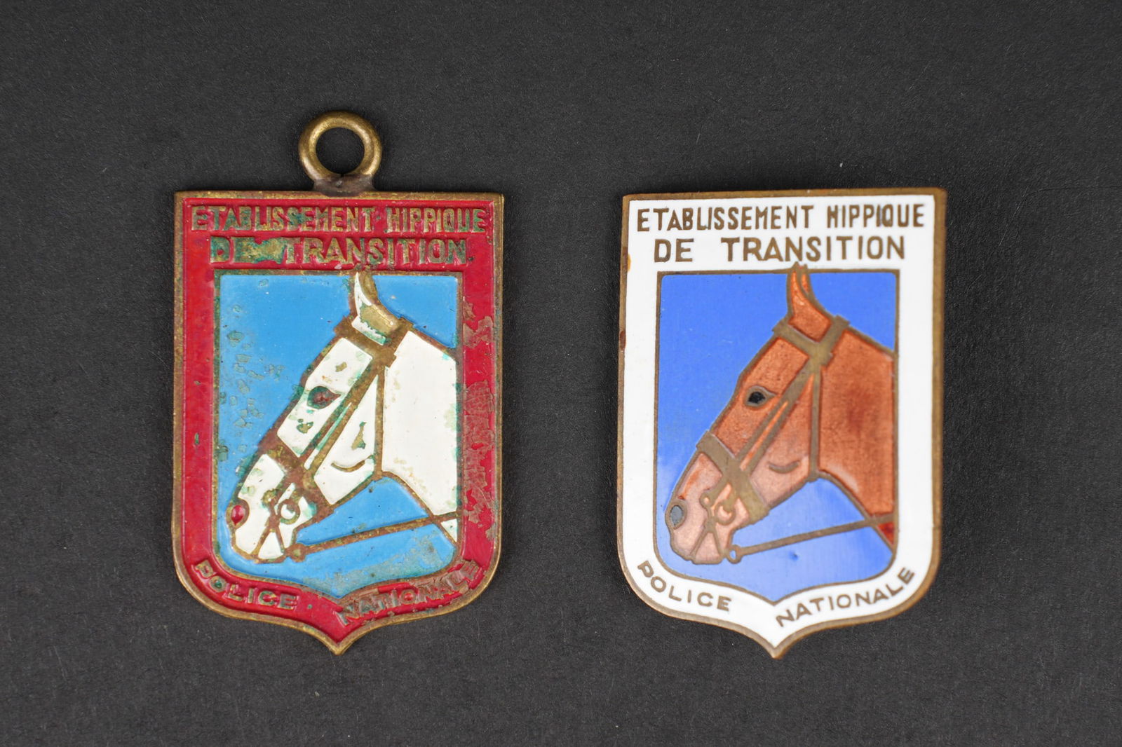 Insignes Police Nationale. National Police badges: Insignes Police Nationale. Un insigne Etablissement hippique de transition de la police nationale, dos sans marquage, fabrication en metal emaille. Un porte cles de l etablissement hippique de transit