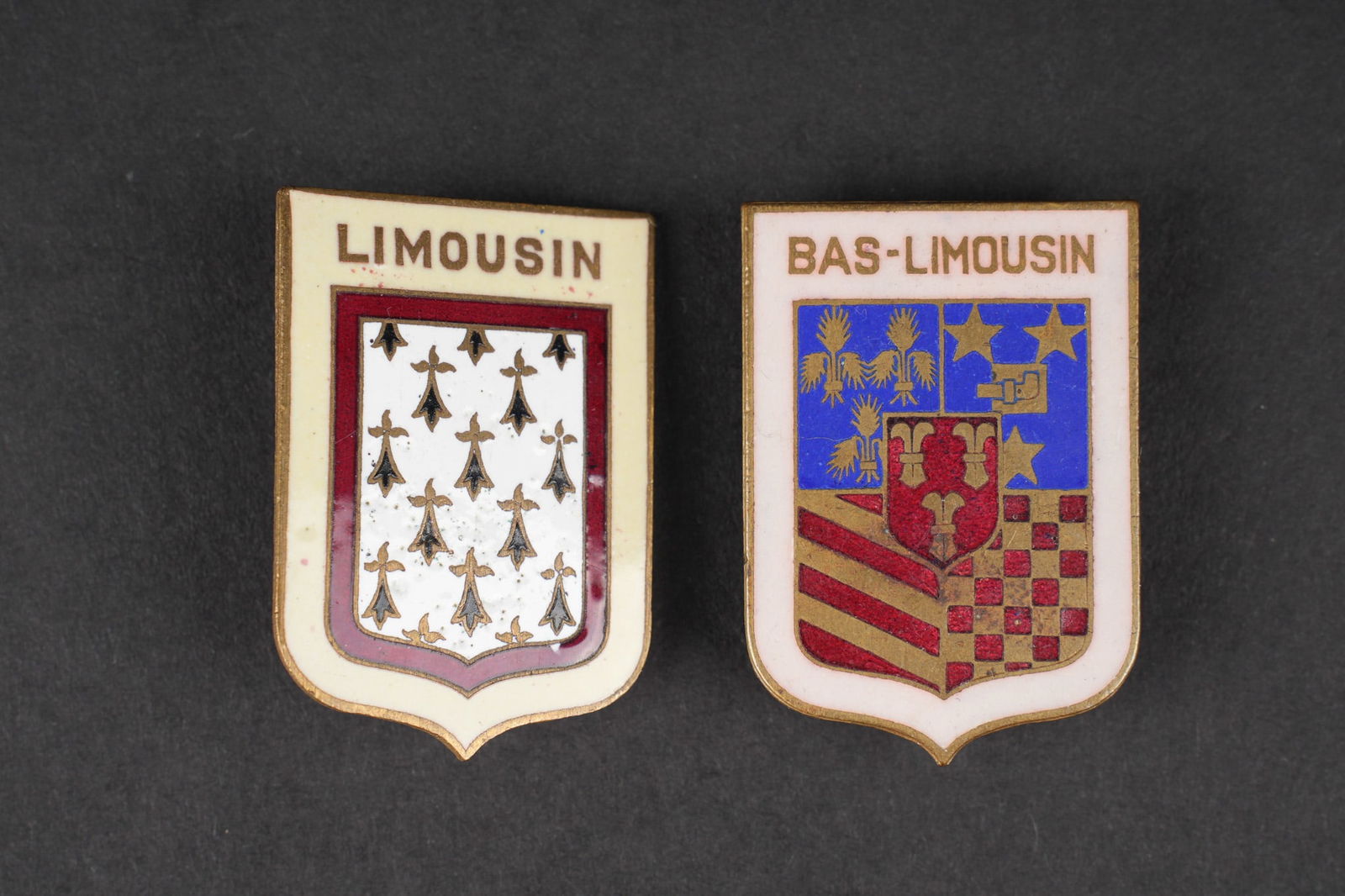 Insignes GMR. GMR Badges.: Insignes GMR. Un insigne GMR Limousin sans marquage fabricant en metal emaille. Un insigne GMR du Bas Limousin de fabrication J Decat a Vichy compose de trois anneaux dont un modifie. GMR insignia. On