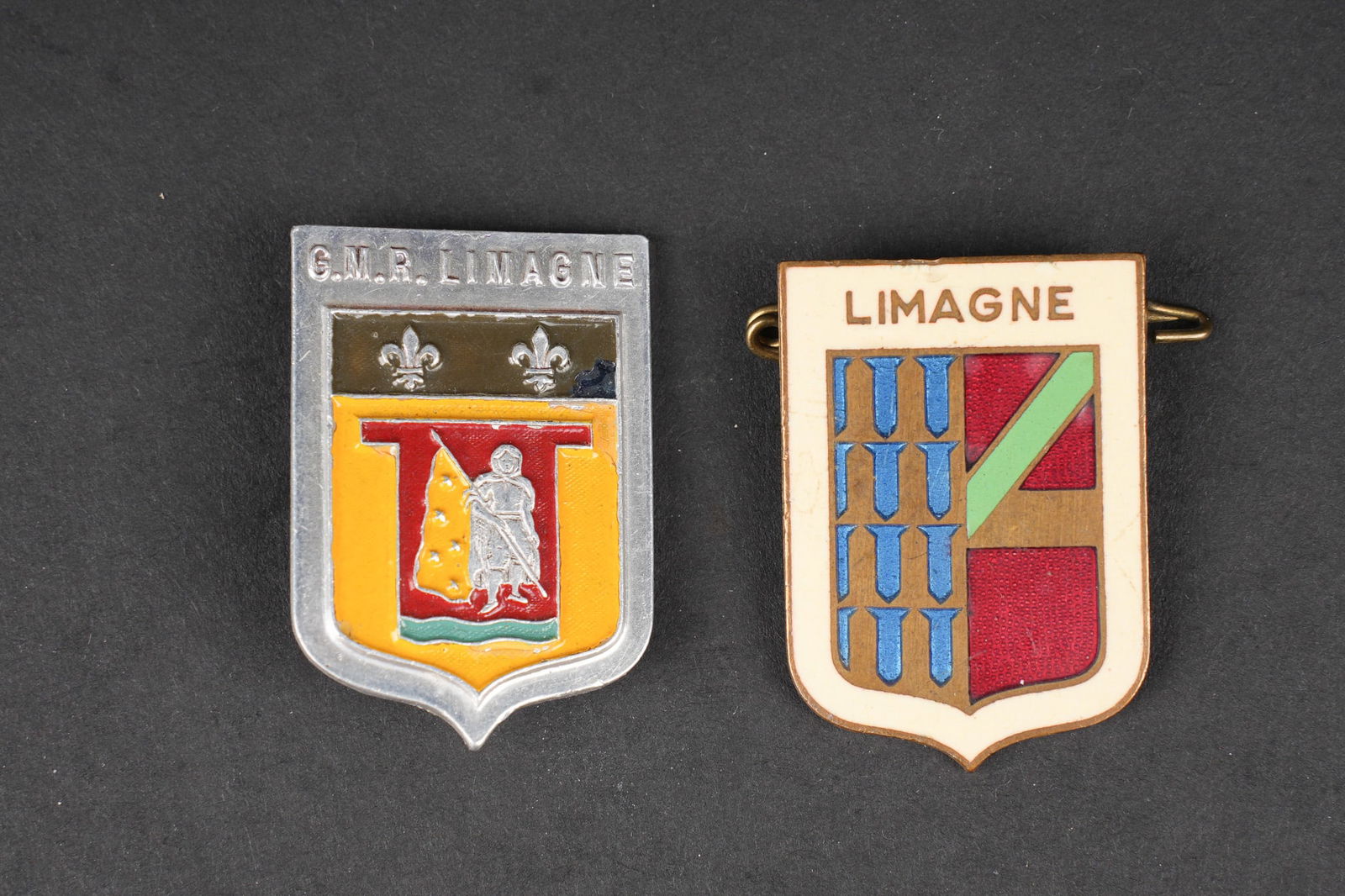 Insignes GMR. GMR Badges.: Insignes GMR. Un insigne GMR Limagne de fabrication Fraysse Demey en aluminium peint, un leger manque de peinture au niveau du bandeau kaki. Un insigne GMR Limagne de fabrication J Decat a Vichy, troi