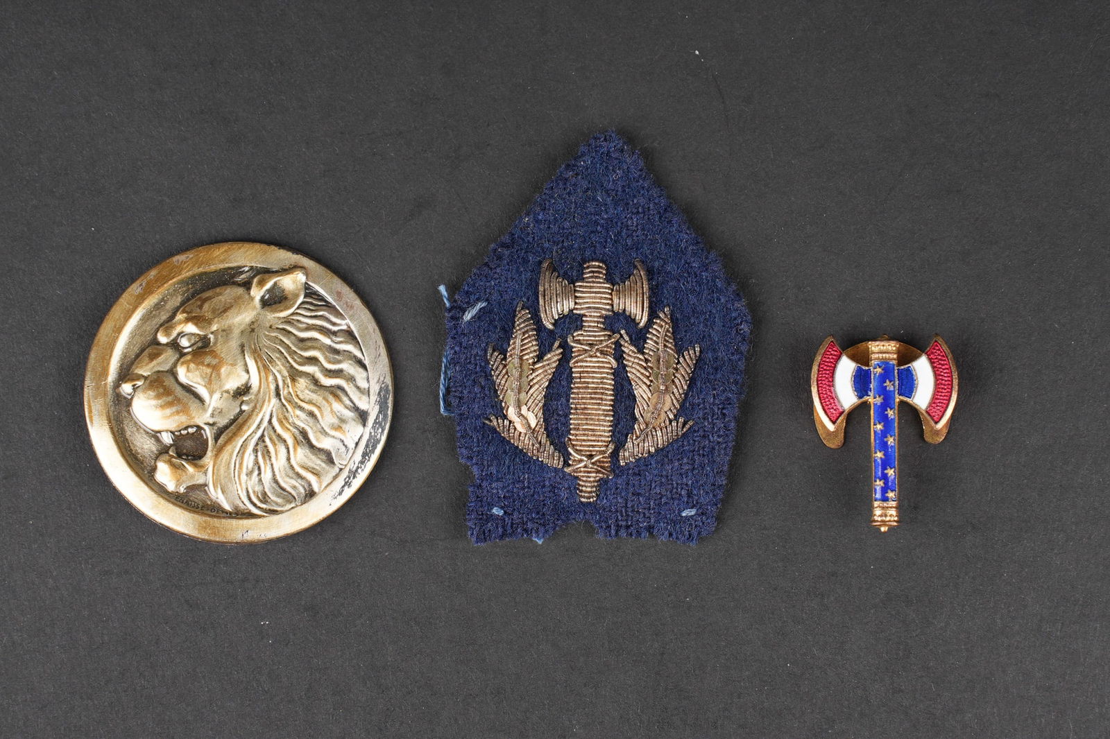 Insignes GMR et Vichy. GMR and Vichy badges: Insignes GMR et Vichy. Comprenant une patte de col d officier des gardiens de la paix pour vareuse, en cannetille argentee. Un insigne de manche des GMR ayant ete rustole, possedant sa contre plaque,