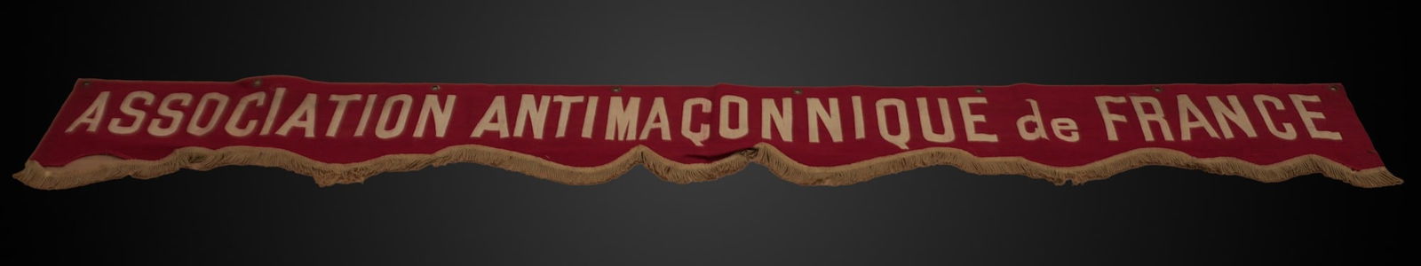 Banderole Association Antimaconnique de France. Banner of the Association Antimaconnique de France: Banderole Association Antimaconnique de France. Rarissime banderole de l Association Antimaconnique de France. Entierement confectionnee en forte toile de coton rouge, la mention se trouve peinte a la