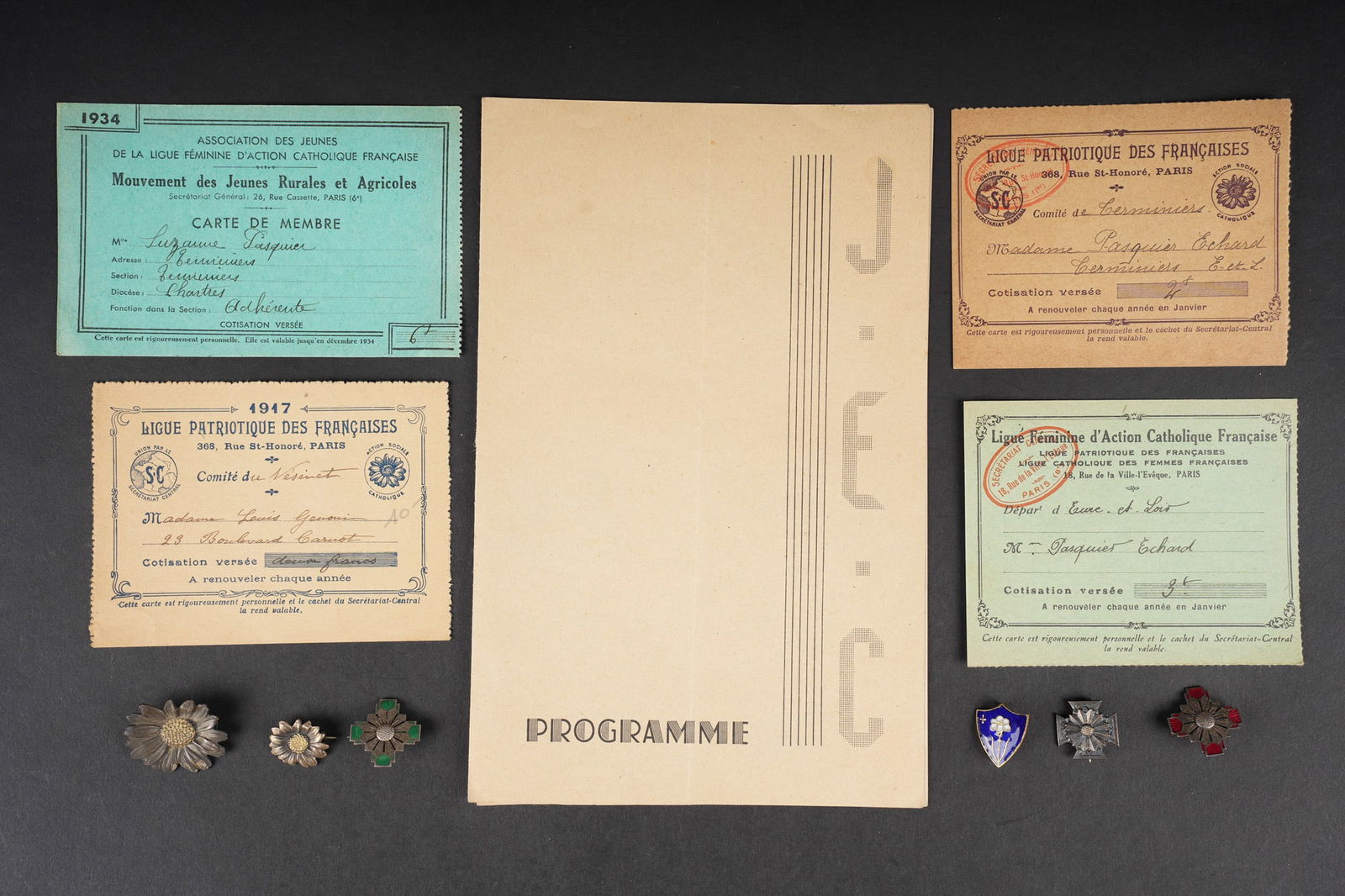 Ensemble de cartes Ligues Feminines et Patriotiques. Group of Ligue Feminine et Patriotique: Ensemble de cartes Ligues Feminines et Patriotiques. Ensemble comprenant une carte de la Ligue Patriotique des Francaises pour l annee 1917. Une carte d adherente a la Ligue Patriotique des Francaises