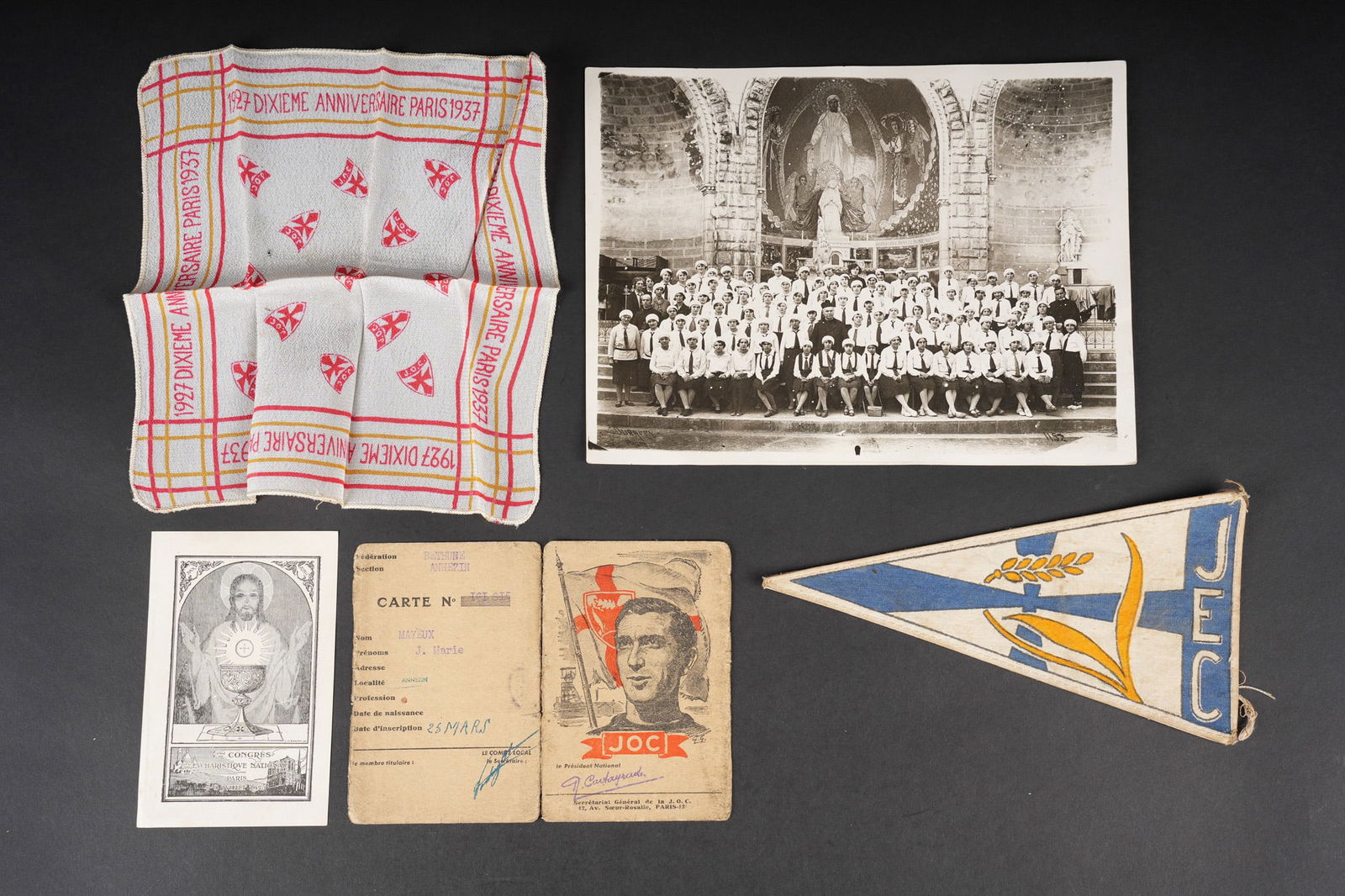 Ensemble fanion JEC et divers JOC. Group of JEC pennants and assorted JOC items: Ensemble fanion JEC et divers JOC. Ensemble comprenant une photo d un groupe Feminin des JOC a Lourdes. Une carte d adherent des JOC pour les annees 45 et 46de la Section de Bethune Annezin. Un petit