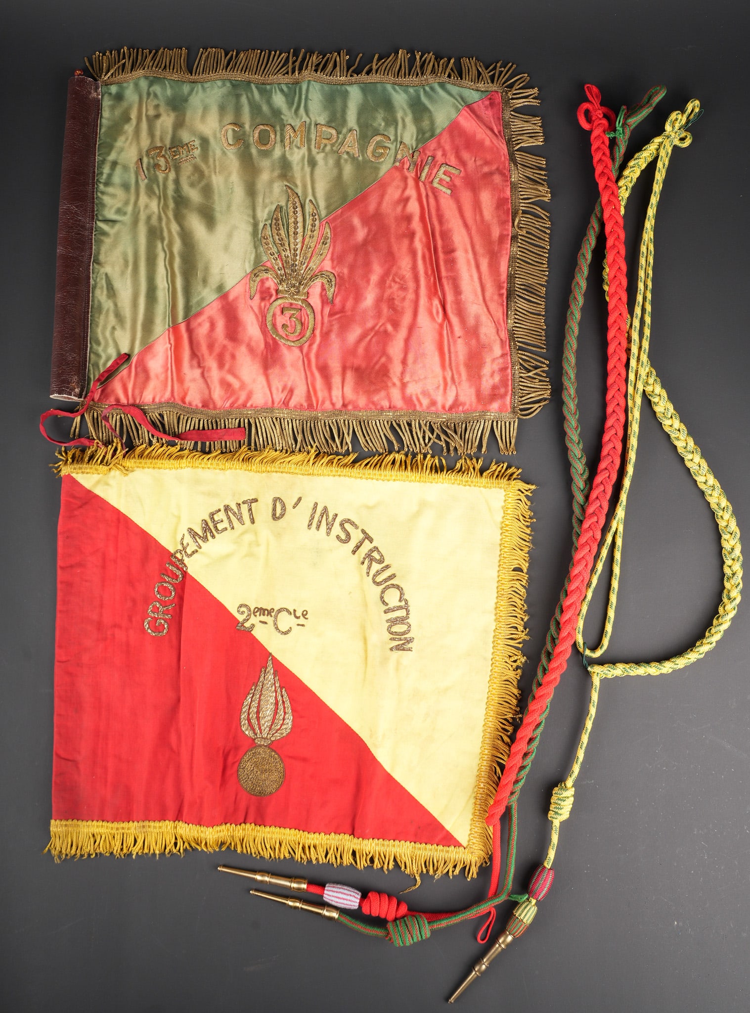 Ensemble de fanions. Set of pennants: Ensemble de fanions. Comprenant un fanion de la 13eme compagnie du 3eme Regiment Etranger d Infanterie, fanion monoface et bicolore aux couleurs de la legion. Confectionne en soie et portant la grenad