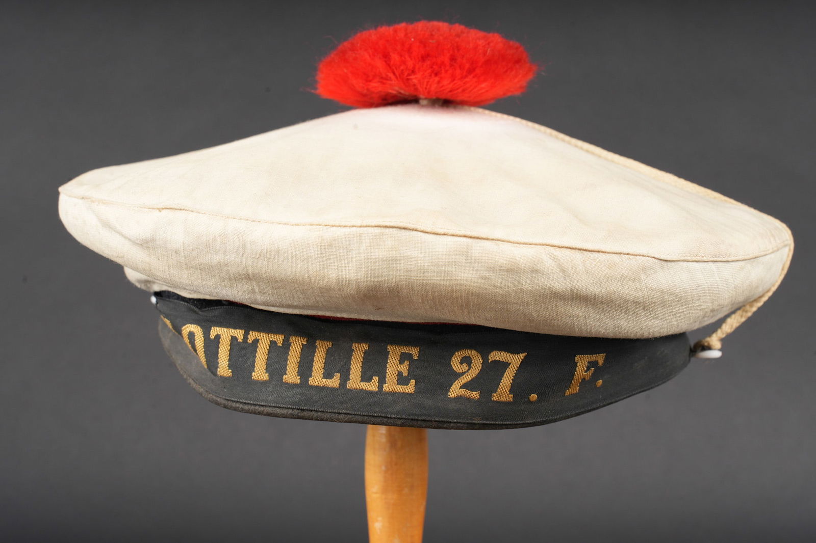 Bachi de marin. Sailor’s cap: Un bachis de marin des annees 1950 de la flottille 27F avec son couvre bachi en toile blanche. 1950s sailor’s cap from 27F Flotilla. Naval sailor’s cap dating from the 1950s, bearing the tally of