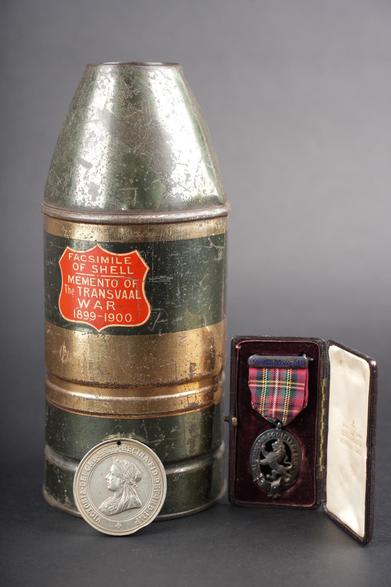 Medailles et souvenirs de l ere Victorienne. Medals and souvenirs from the Victorian era: Medailles et souvenirs ere Victorienne dont China War Medal 1900. Une medaille des 60 ans de regne de la Reine Victoria, une medaille de la Caledonian Society of London de 1888 dans sa boite et une bo