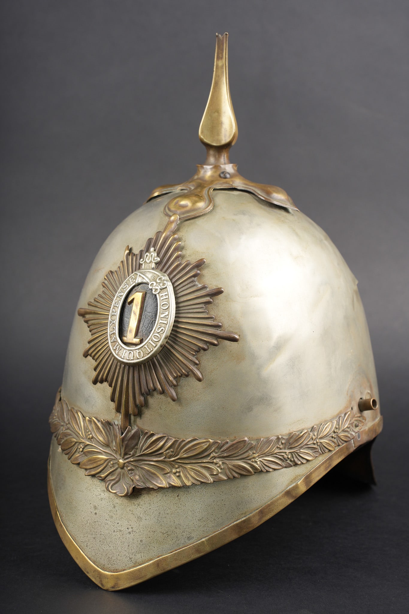 Casque britannique M1871 troupe du 1st Royal Dragoon. British M1871 helmet, other ranks, 1st Royal: Casque britannique M1871 du 1st Royal Dragoon. Peu courant asque a pointe britannique modele 1871. Bombe acier poli, quelques coups et craquelures minimes. Pointe, plumet absent, plaque en soleil rayo