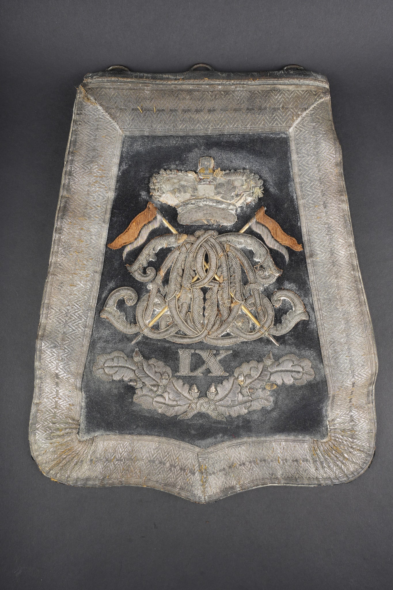 Sabretache britannique du 9th Lancers. British sabretache of the 9th Lancers: Sabretache britannique du 9th Lancers. Rare sabretache de grande tenue d officier du 9e regiment de lanciers (Queens Royal), modele ancien, en cuir recouvert de drap noir. Au centre, un monogramme cou