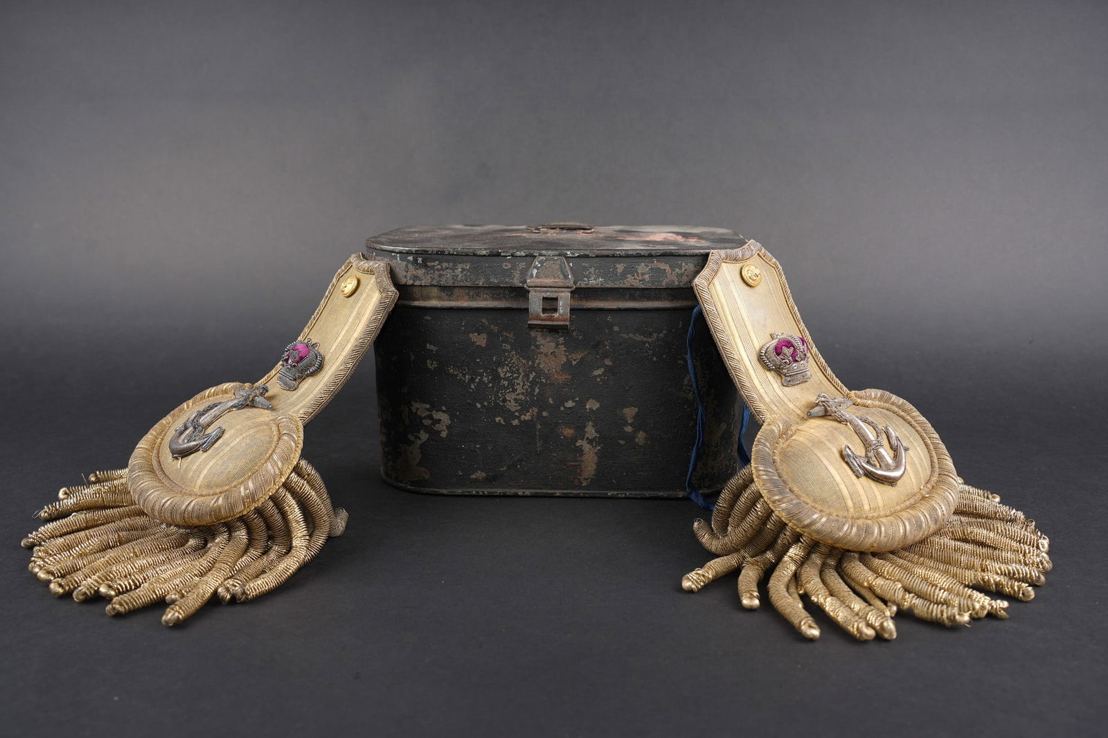 Paire d epaulettes Royal Navy. Pair of Royal Navy epaulettes: Paire d epaulettes 1900-1910 de Commander de la Royal Navy dans leur boite. Jolie paire d epaulette au grade de Commander, equivalent de Commandant / Capitaine de Fregate. Periode Edouardienne 1901-19