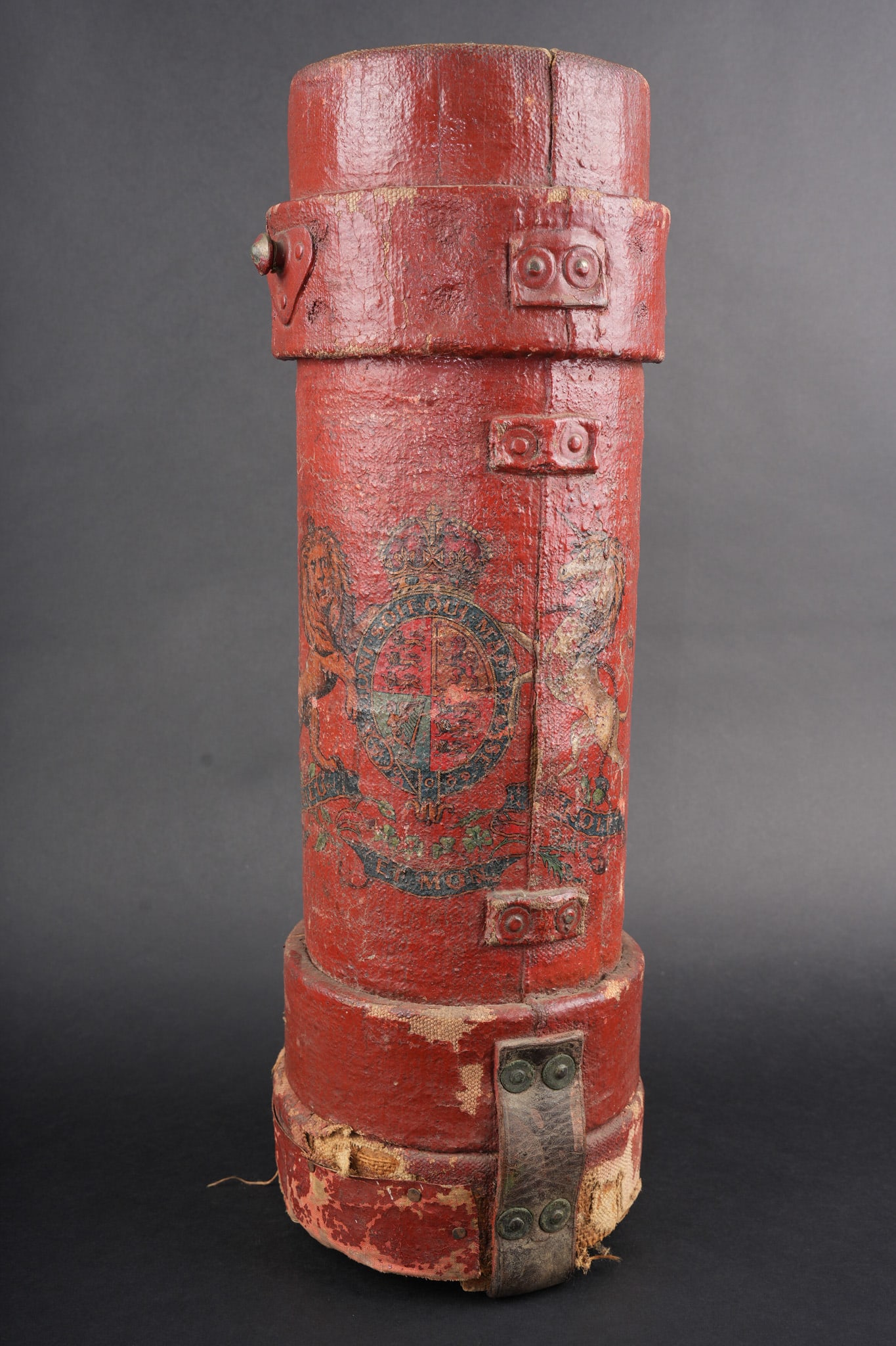 Contenant a poudre anglais fin XIXe. English powder container, late 19th century: Contenant a poudre anglais fin XIXe debut Xxe. En liege recouvert de toile peinte, fond rouge avec en polychromie les armes du Royaume. Usure, patine, manques sur le fond. Tres decoratif. English powd