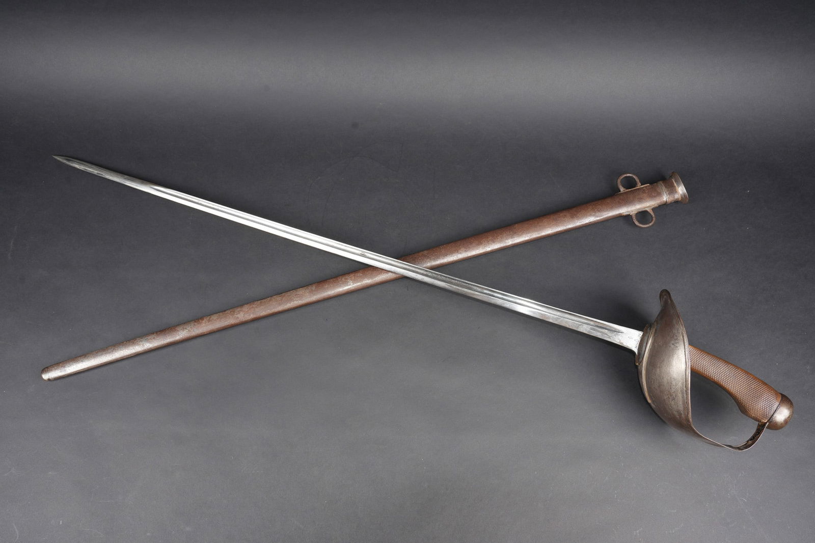 Sabre de cavalerie anglais modele 1908. British cavalry sword, Pattern 1908: Sabre de cavalerie anglais modele 1908. Poignee quadrillee, monture en fer, garde a coquille. Fine lame a dos plat et gouttiere, fabricant MOLE, datee novcembre 1911. Fourreau en tole a deux anneaux d