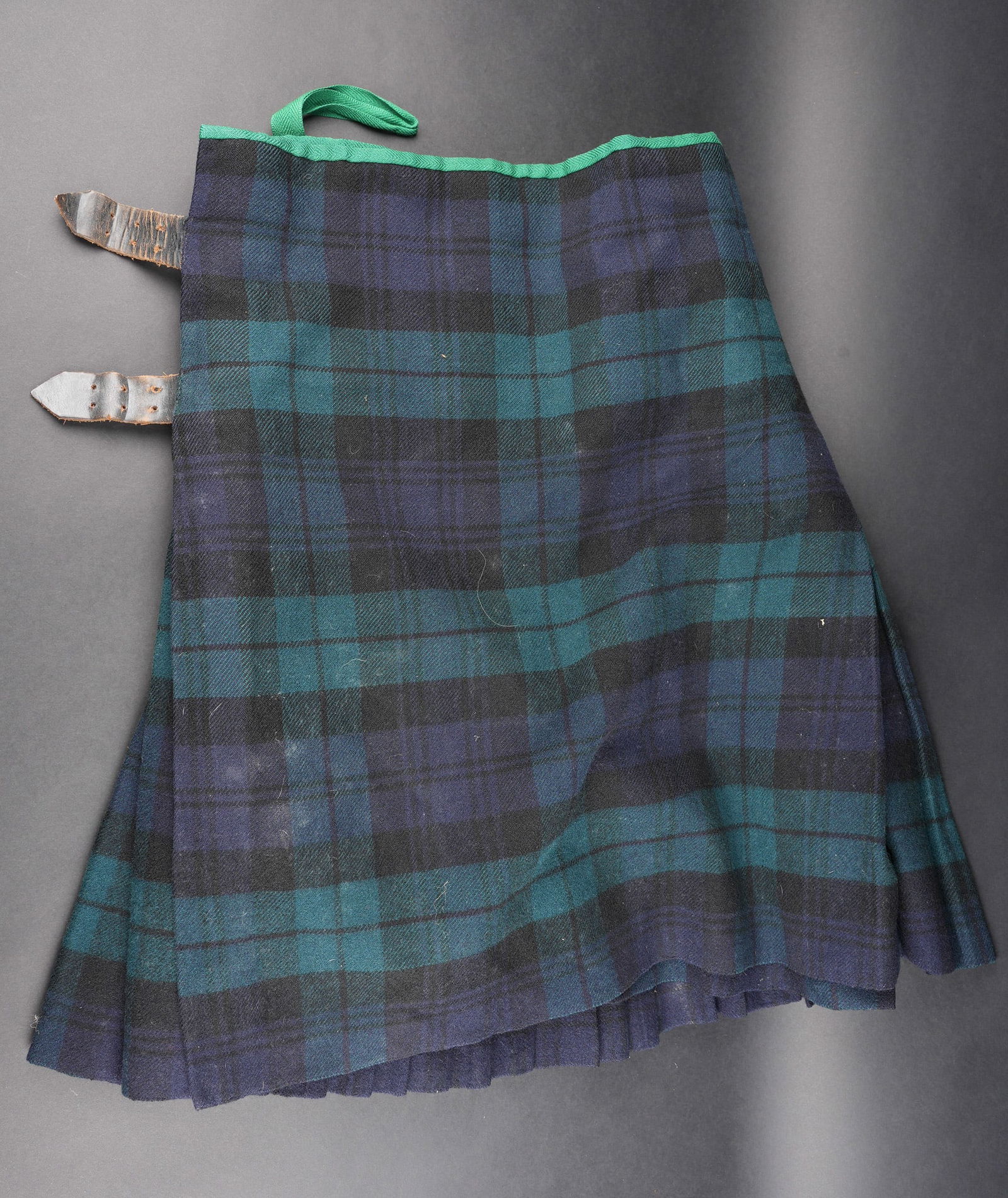 Kilt ecossais reglementaire. Regulation Scottish kilt: Kilt ecossais reglementaire. En laine a tartan militaire standard, fabrication apres 1918 comme indique par le tampon War Department au dessus duquel se trouve une lettre, peu lisible, peut etre un M