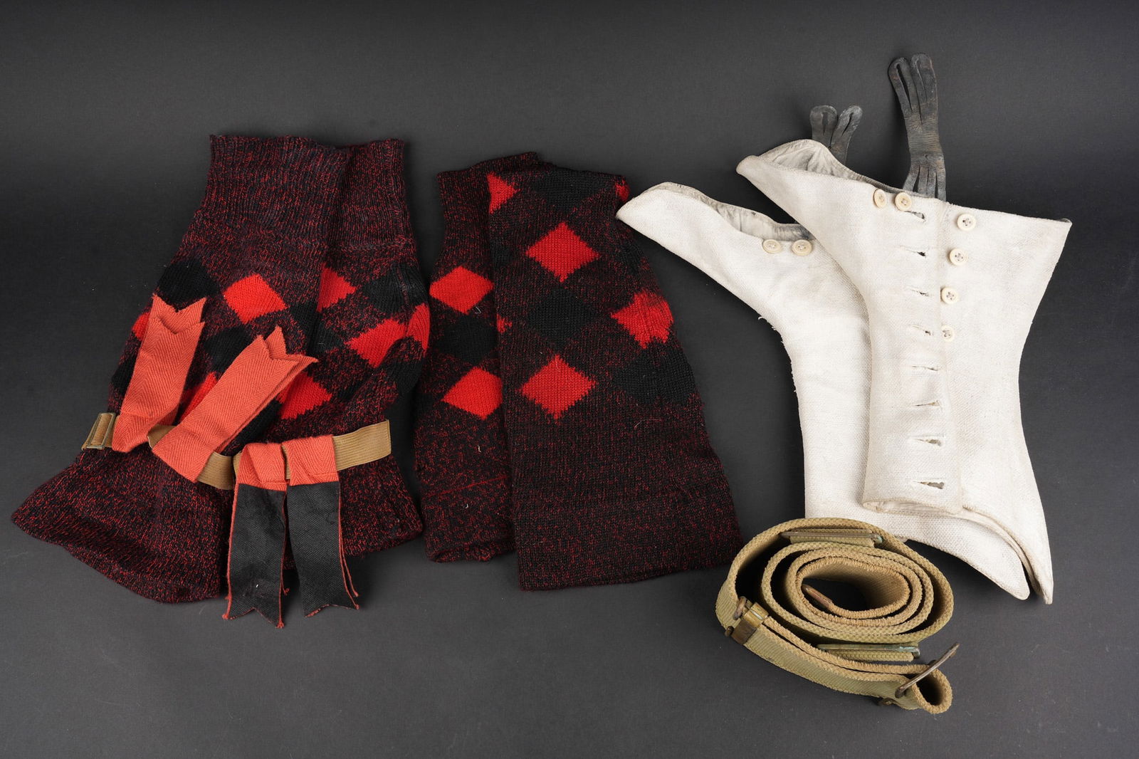 Ensemble ecossais WWI. WW1 Scottish equipment.: Chaussettes ecossaises avec flashes et guetres et ceinturon web pattern 1908. Deux paires de chaussettes en laine a motif de tartan rouge et bleu fonce, presque noir. Une paire de Flashes rouges a des