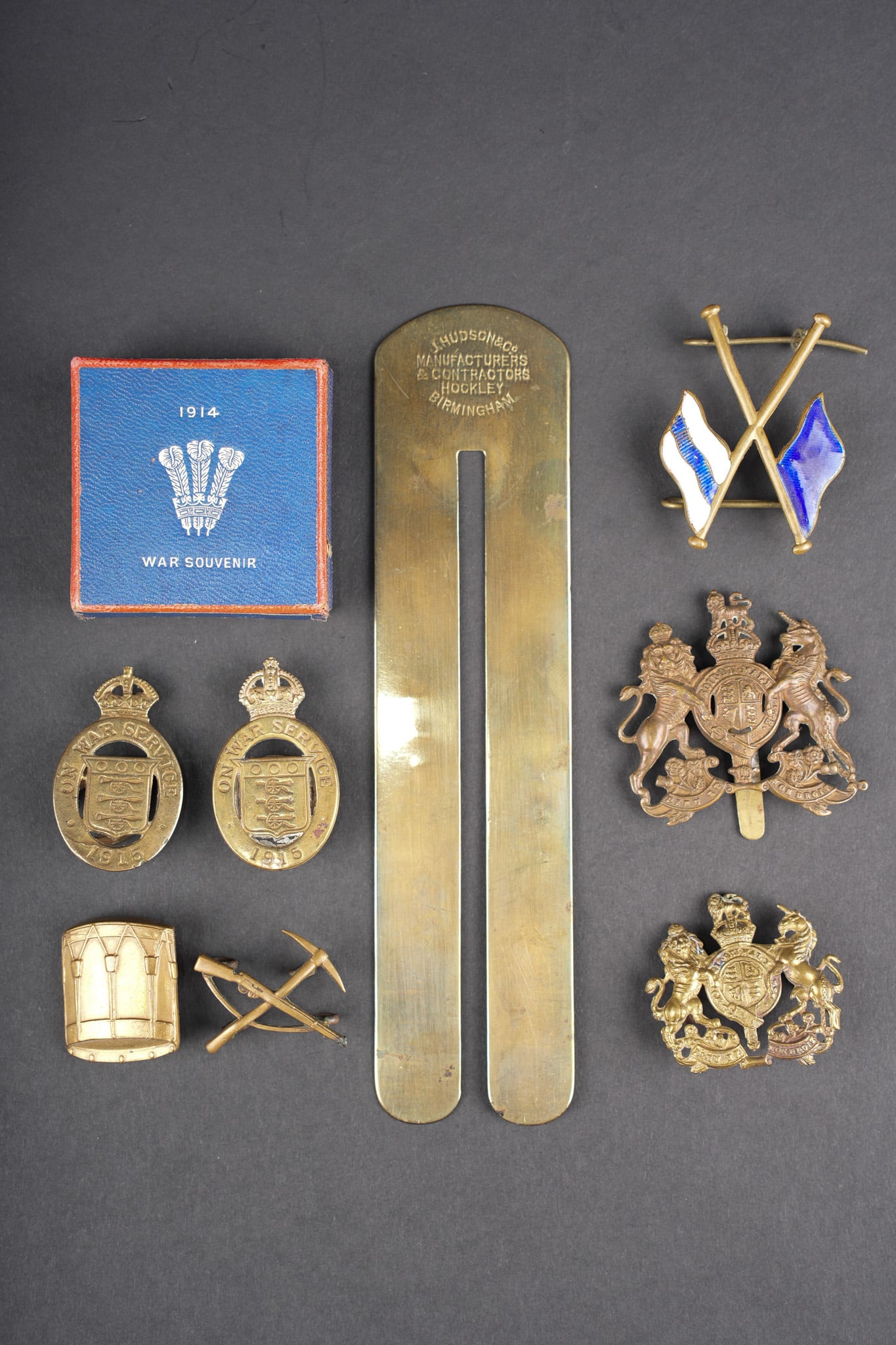 Insignes anglais ww1. WWI British insignia: Lot d insignes anglais de specialites et War Service 1915. 2 insignes General Service Corps, badges de signaller emaille, drummer et pionnier, deux badges On War Service 1915 avec numero au dos. Un ba