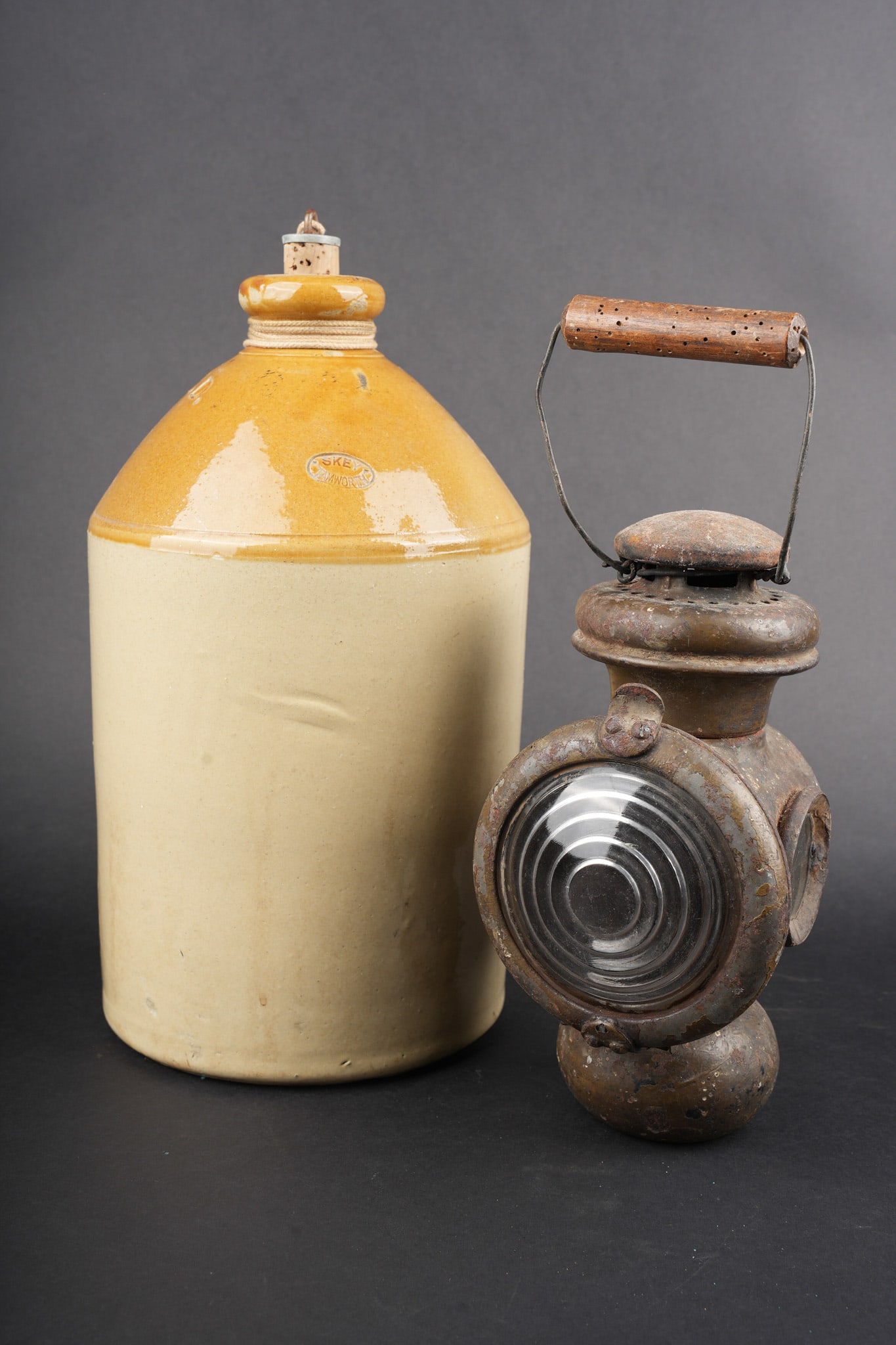 Equipement anglais WWI. WWI British equipment.: Jarre anglaise ww1 SRD et lanterne. Jarre de rhum SRD en gres vernisse, bonne fabrication ww1 avec le dessous brut, fabricant Skey de Tamworth, avec un bouchon de bidon reglementaire. Une lanterne en