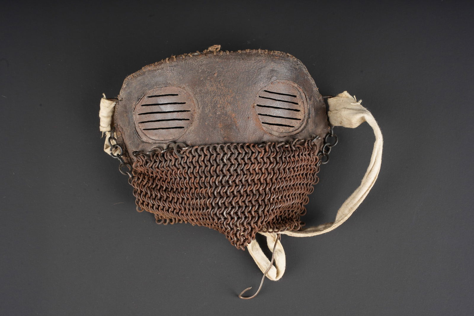 Loup de tankiste anglais. British tanker’s goggles: Loup de tankiste anglais. Masque de tankiste anglais, egalement utilise par chardassins de l artillerie speciale francaise. Compose d une plaque oculaire avec des fentes, face avant recouverte de