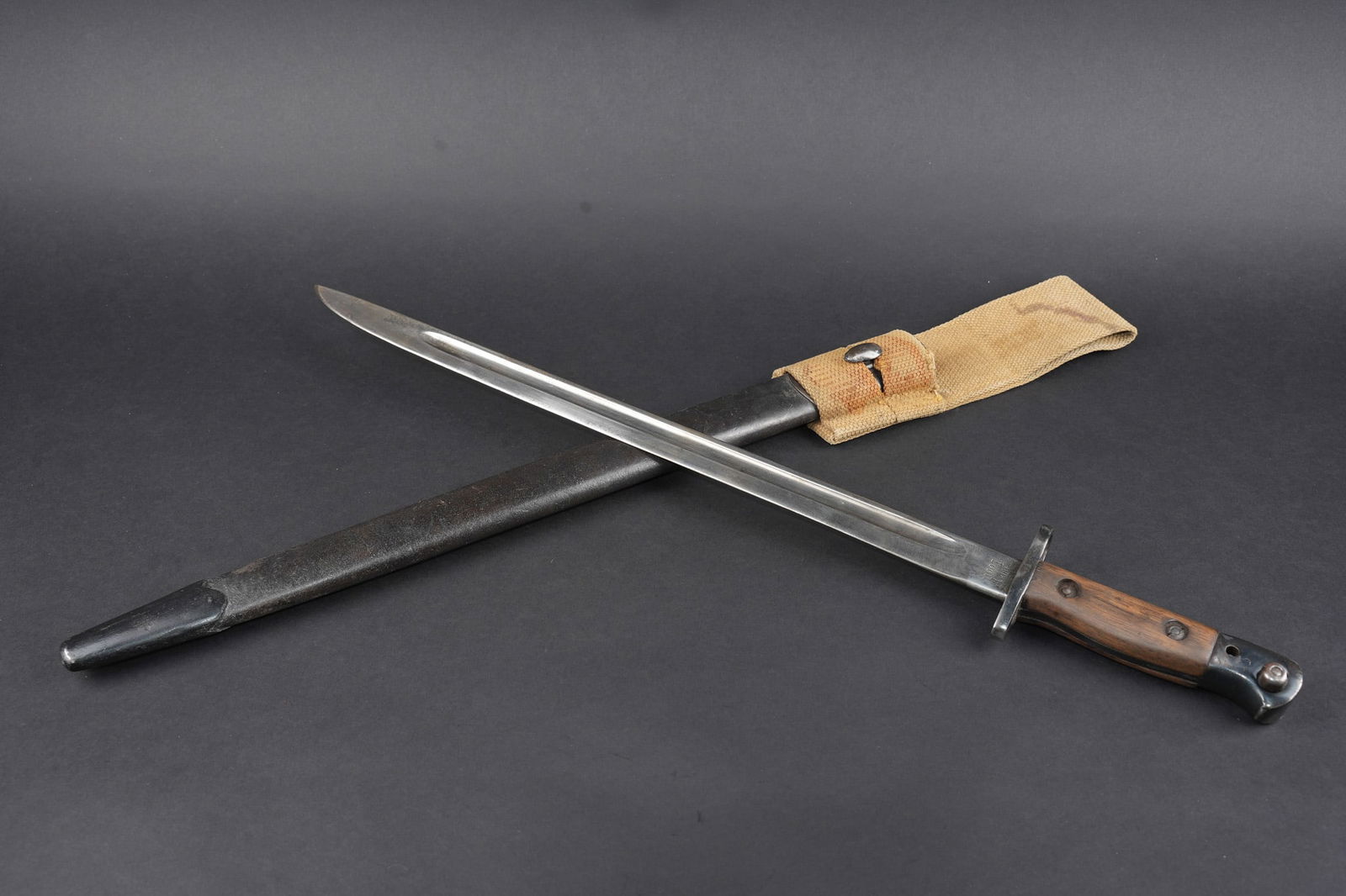 Baionnette anglaise M1907. British bayonet.: Baionnette anglaise M1907 avec porte fourreau Web 1908. Belle lame fabricant Wilkinson datee Juin 1916. Plaquettes bois en bon etat. Parties metalliques de la poignee rebronzees. Bouton ressort foncti