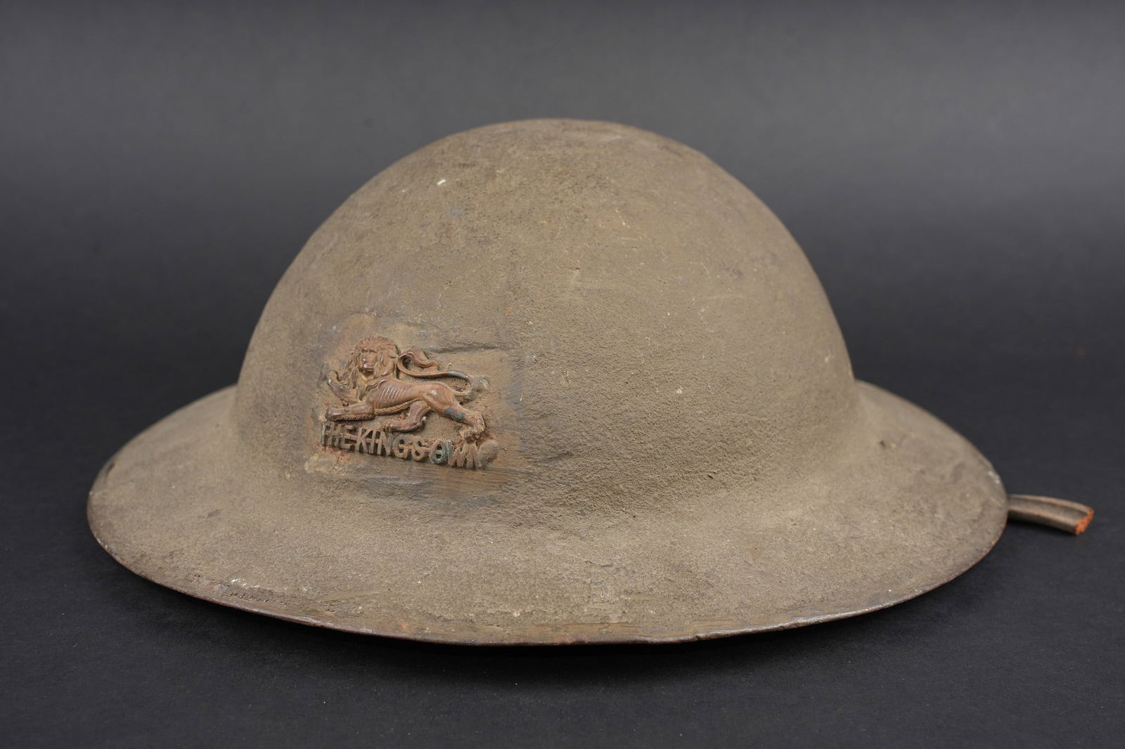 Casque anglais MkI du Kings Own Regiment. British Mk I helmet of the King’s Own Regiment (1 of 11)