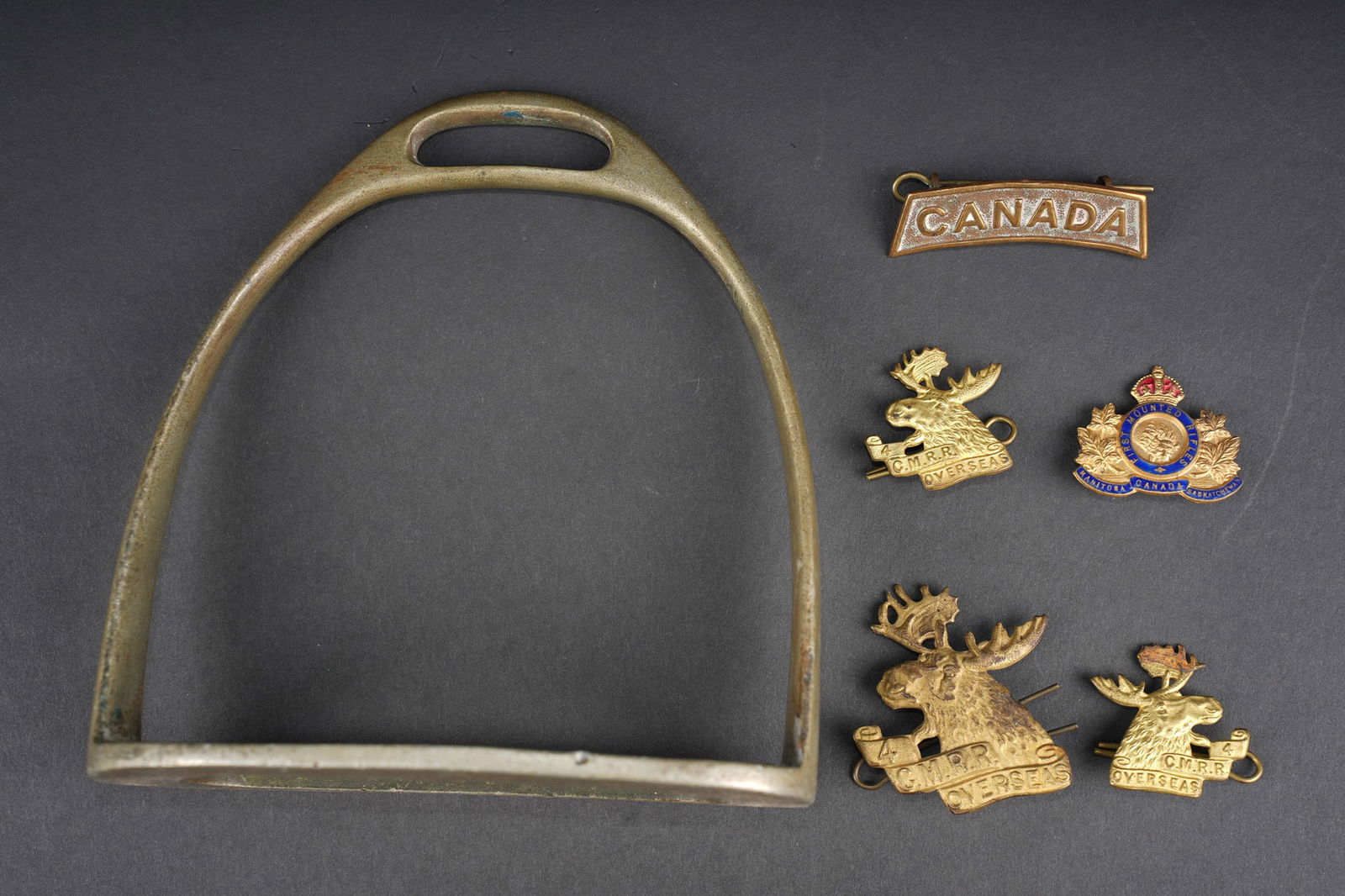cavalerie canadienne ww1. WW1 Canadian cavalry.: Lot cavalerie canadienne ww1. Compose d un cap badge et de sa paire de collar badges du 4th Canadian Mounted Rifles Regiment, un etrier canadien avec la broad arrow dans la lettre C, un titre d