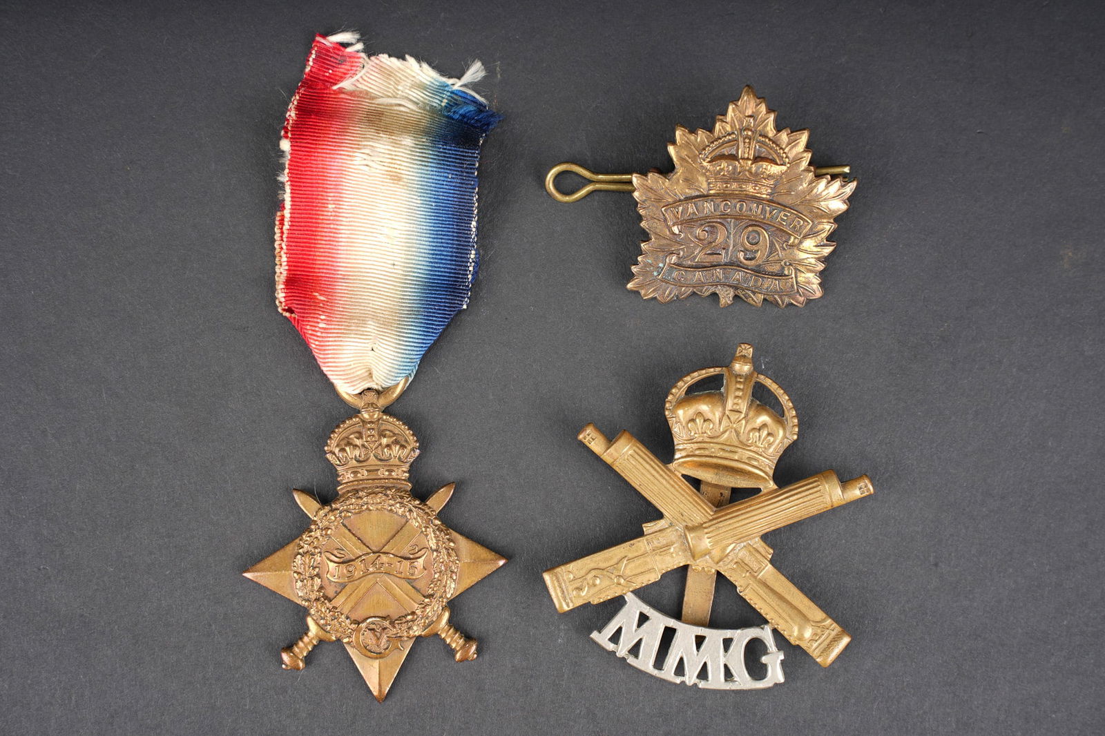 Insignes canadiens ww1. WWI Canadian insignia.: Canada ww1 medaille et insignes. Une 1914-15 Star attribuee a l Acting Staff Serjeant Corper ASC Canadian Forestry Corps, un cap badge du 29th Battalion Tobin s Tigers de Vancouver, et un cap badge