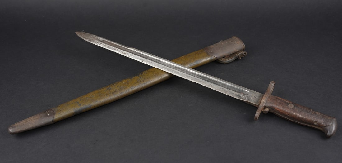 Baionnette US 1905. US 1905 bayonet. US Model 1905 bayonet: Baionnette US 1905. Lame datee 1912, legerement raccourcie, usee. Fabricant S.A. Springfield Armory. Dans un fourreau US17 1er type. Usure, patine. US M1905 bayonet with blade dated 1912, slightly